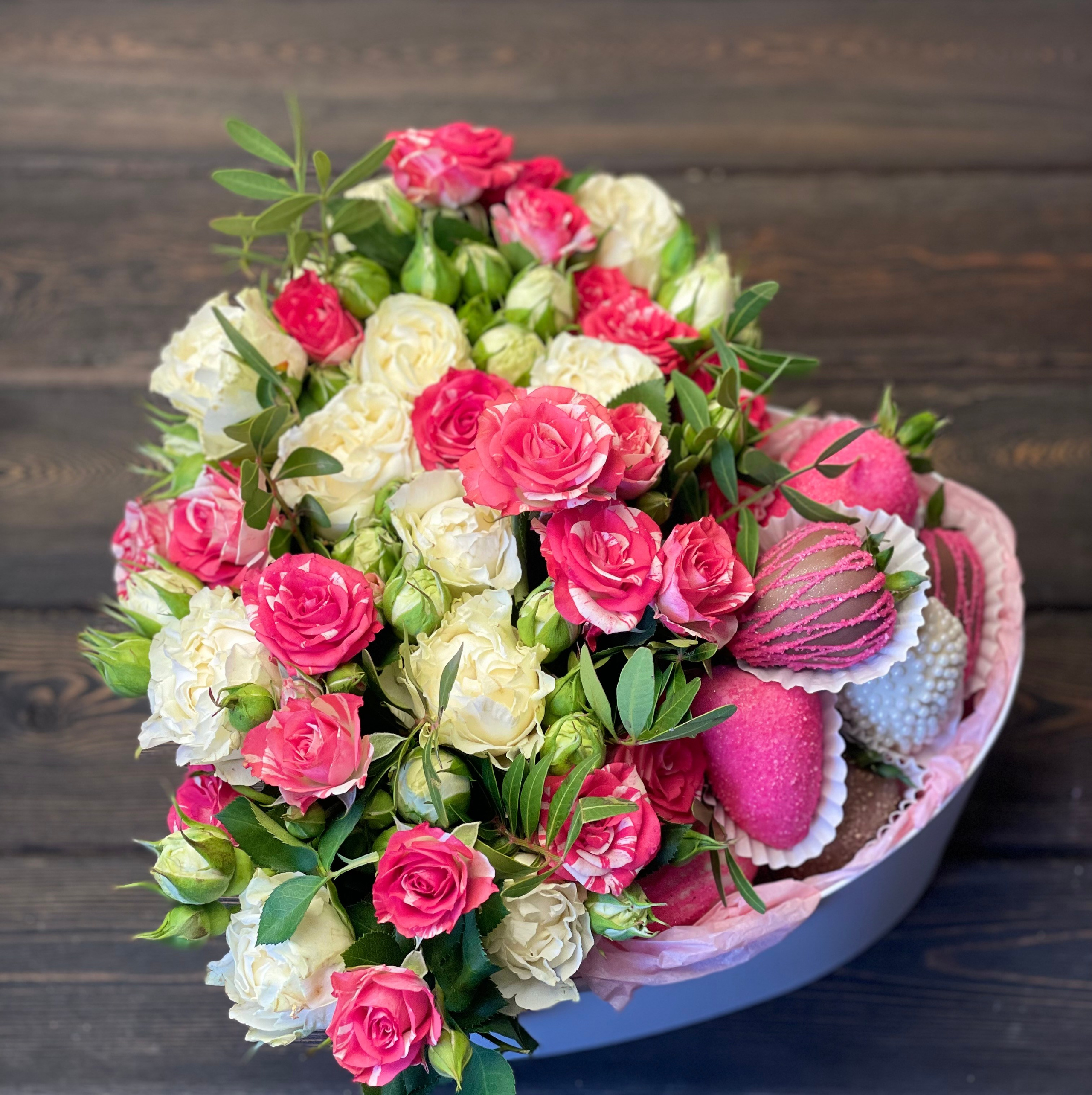 Композиции с цветами. Клубника в шоколаде в Сургуте