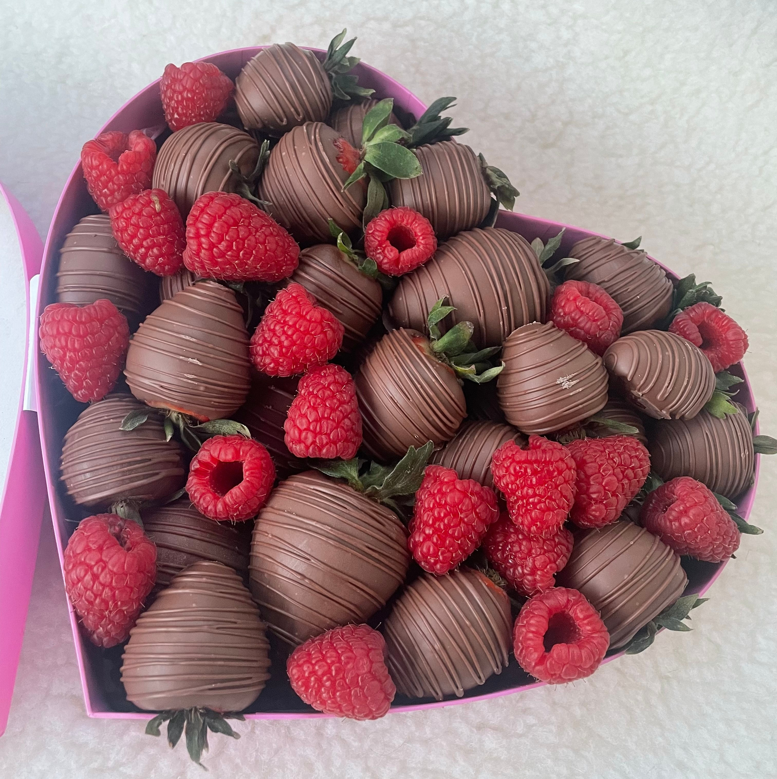 Наборы из клубники в шоколаде СЕРДЕЧКИ. Клубника в шоколаде в Сургуте