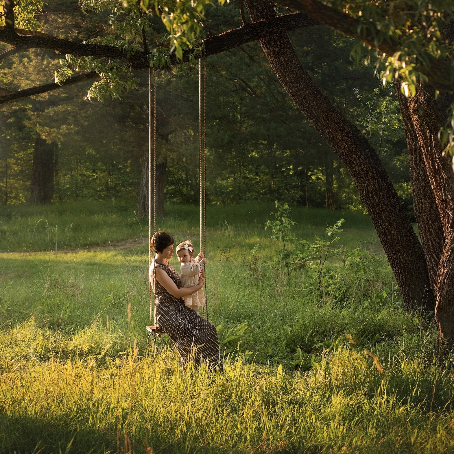 Мама и дочь на качелях