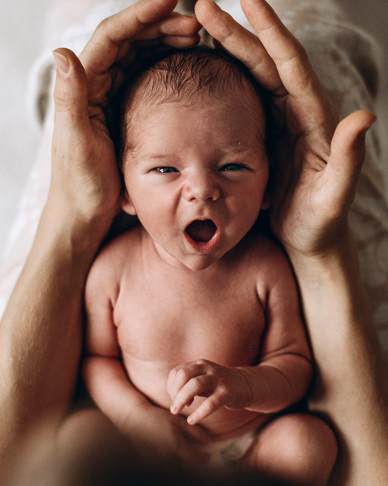 новорожденный малыш в руках у мамы