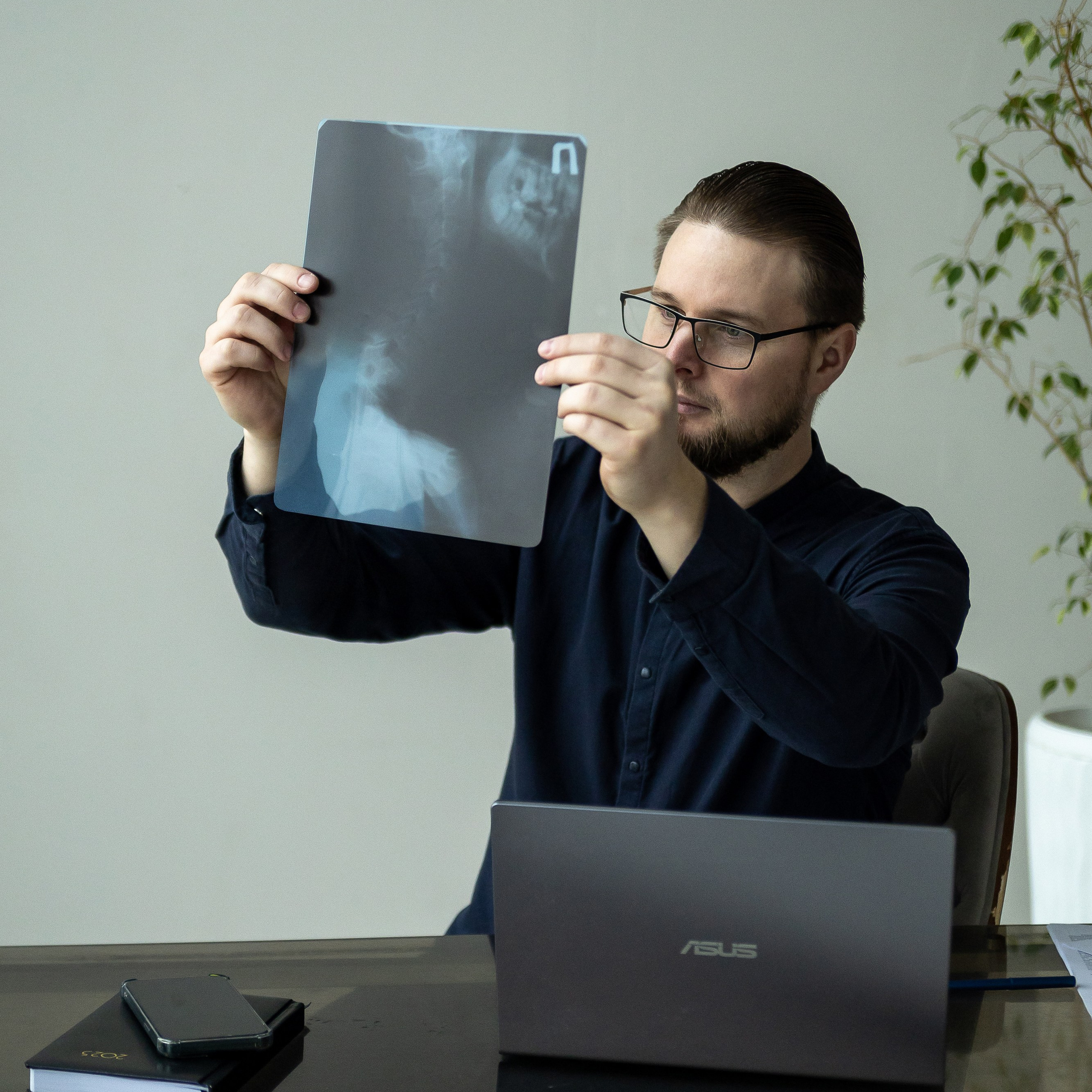 Съемка для врача-остеопата. Фотограф Ольга Кудрявцева. Профессиональная фотосъёмка в Калининграде