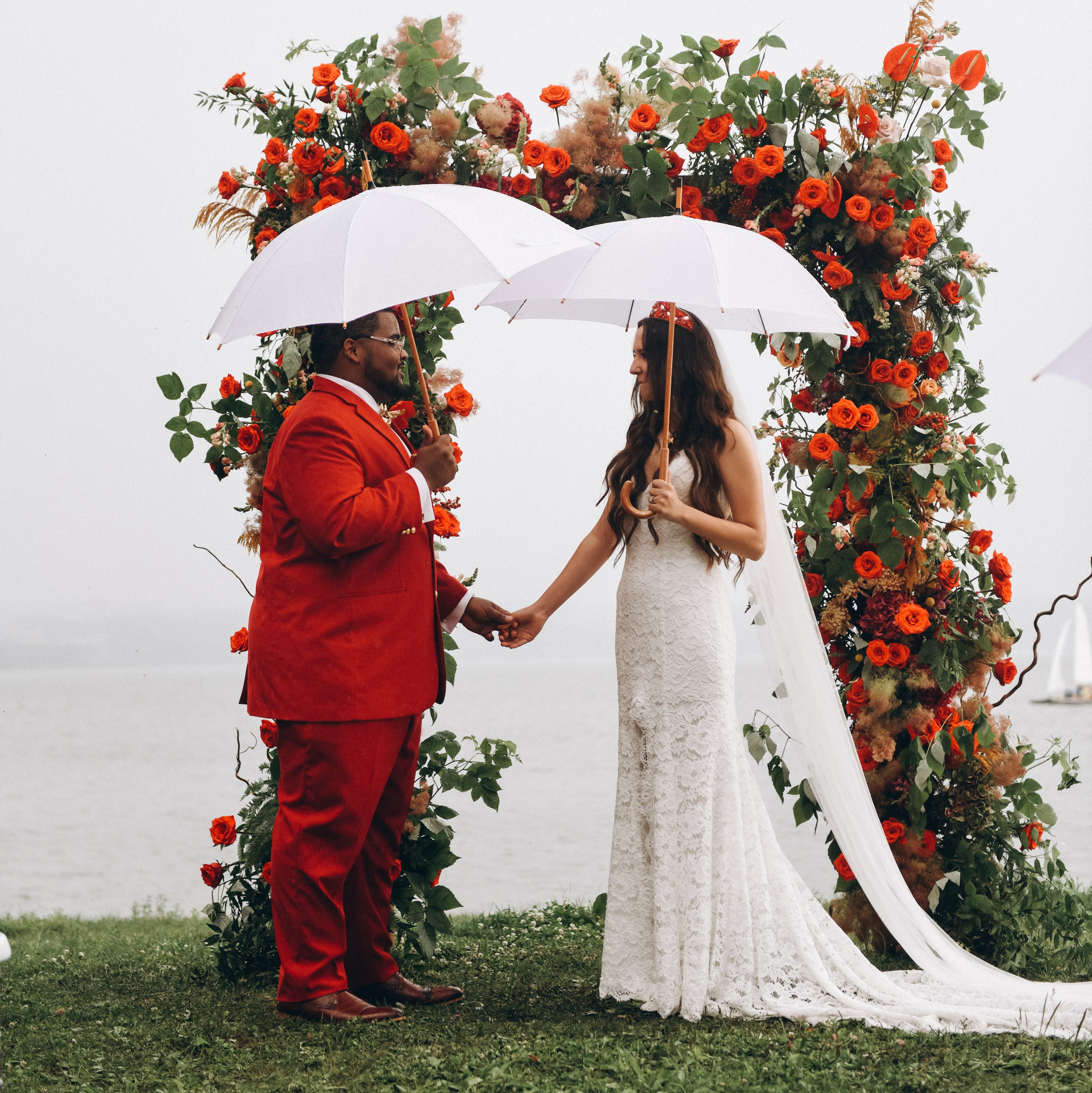 невеста пьет шампанское в отеле