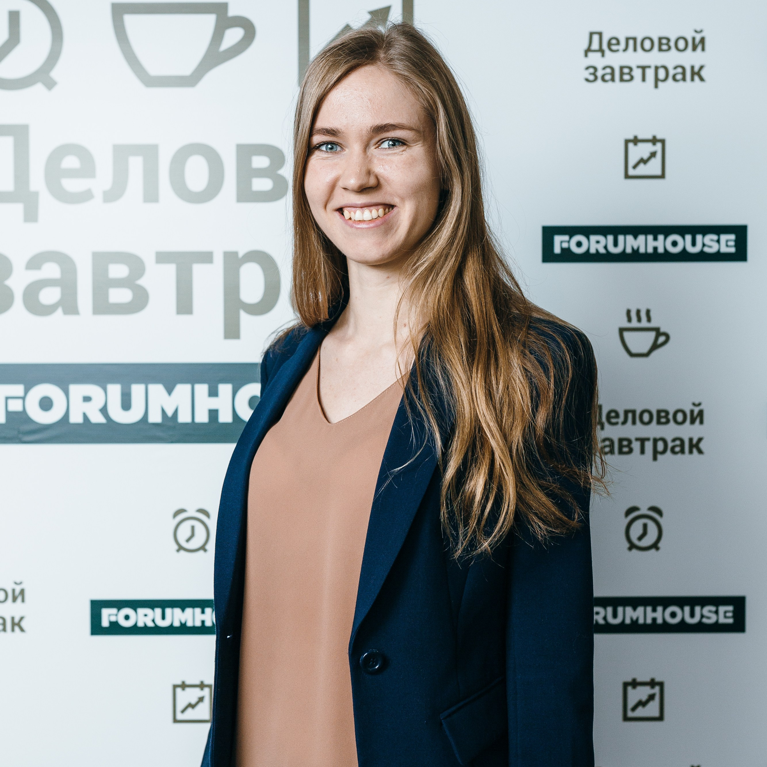 Фотосъёмка конференции – фотография участницы на пресс волле 