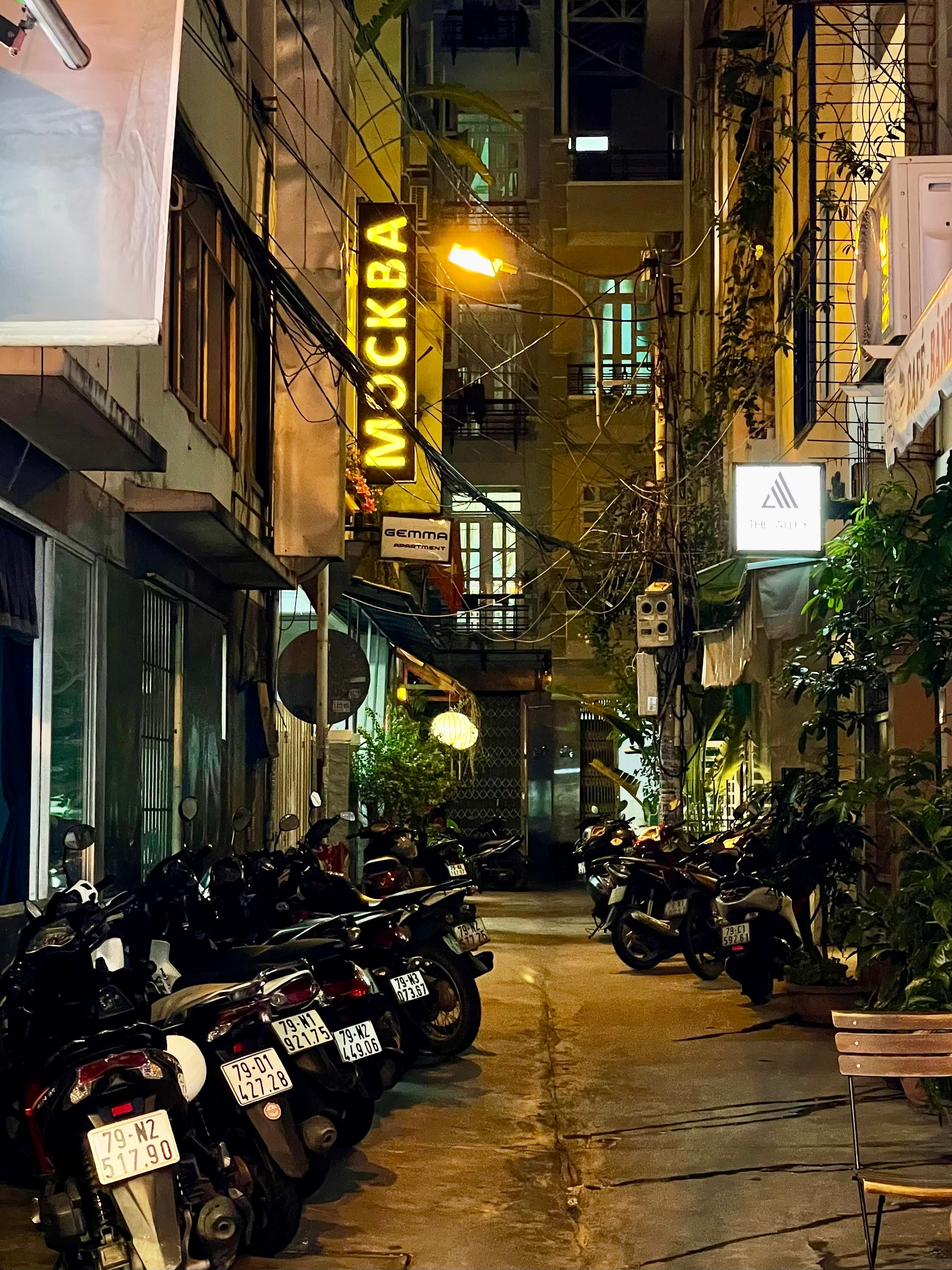 Красочный, ночной Нячанг в свете фонарей и движения 