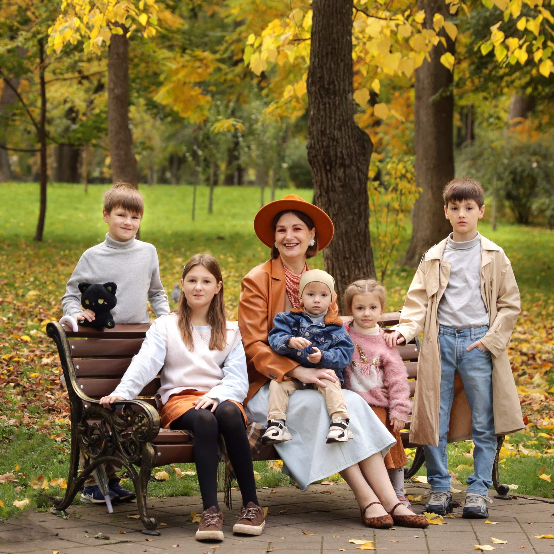 Съёмка многодетной мамы с детьми в парке осенью