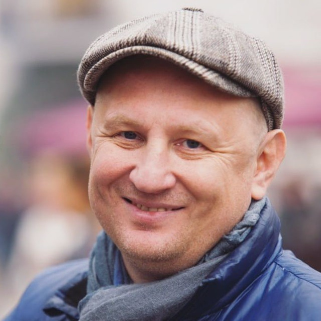 Спустя годы, листая альбом, вы не просто вспомните этот день. Вы снова почувствуете тепло его солнца, шелест платья и вкус того самого шампанского. Это и есть магия фотографа и оператора с вашей свадьбы.