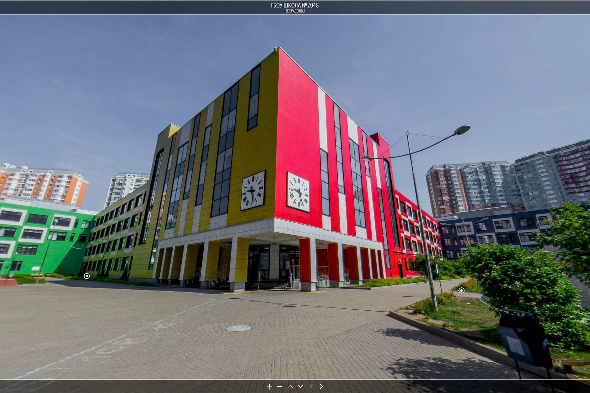 Центральный вход школы 2048 в Москве, вид с улицы.