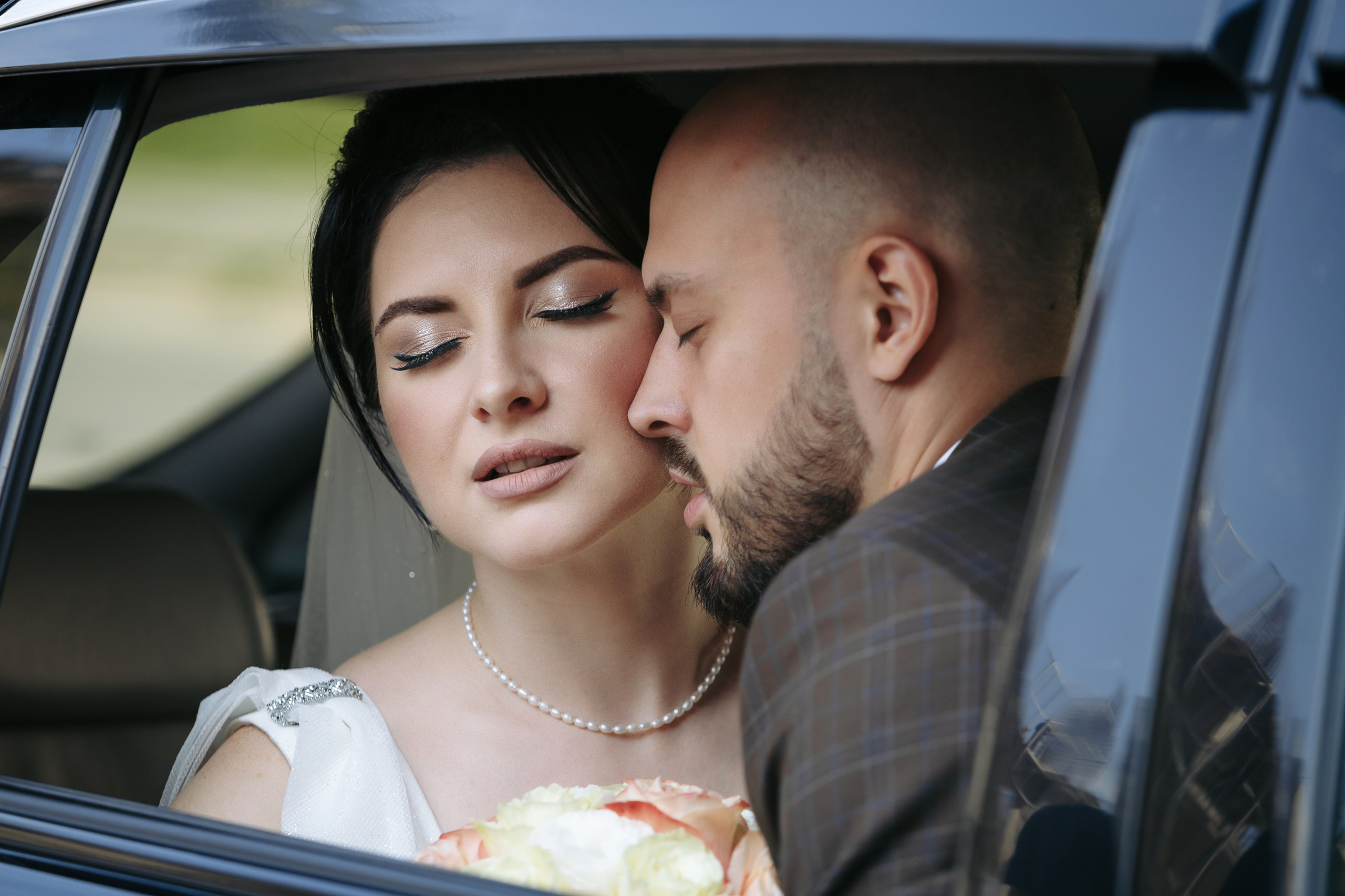 Свадебные детали: кольца и букет невесты на фоне красивого декора в Новосибирске.