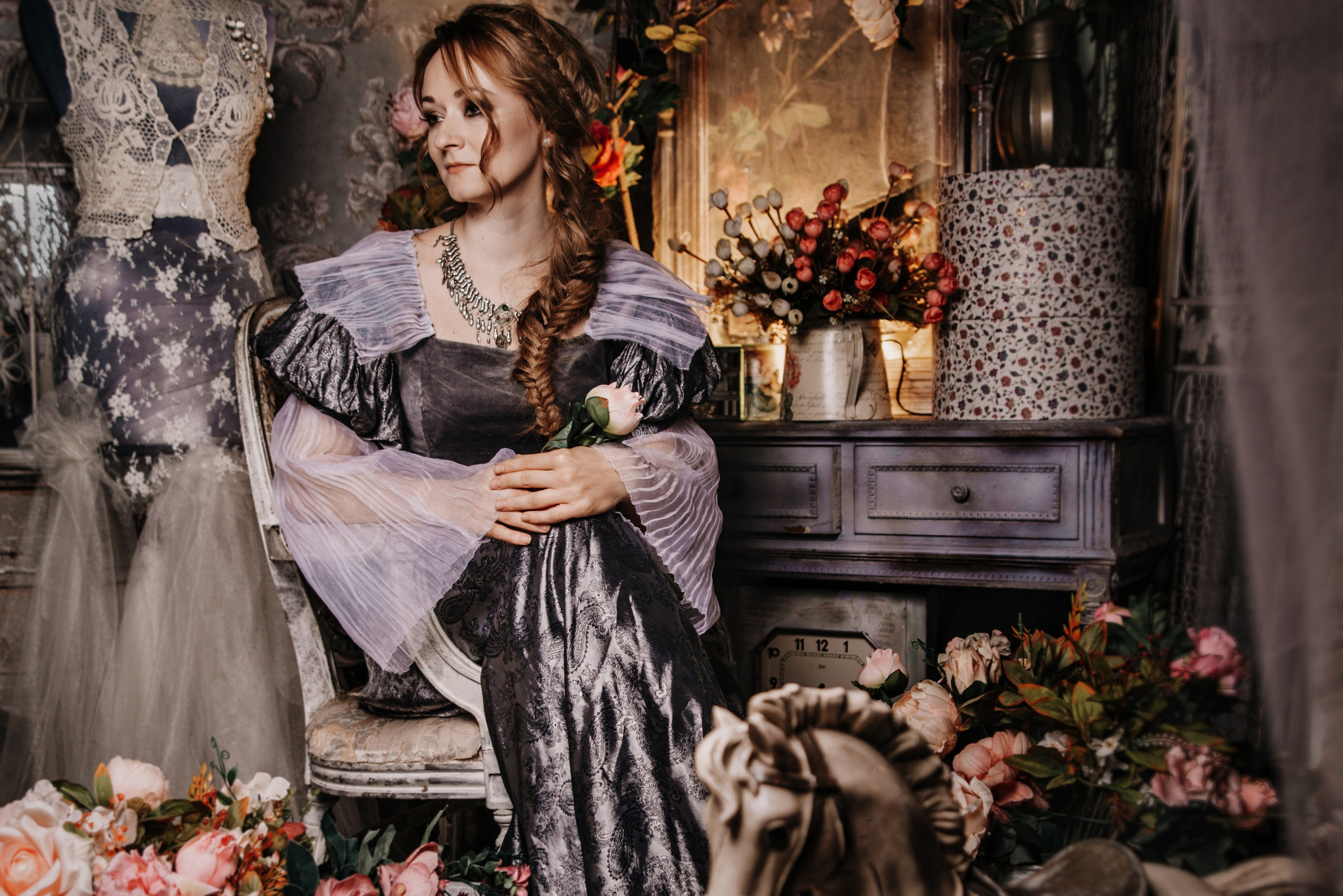 Сказочная фотосессия в образе царевны в будуаре в голубом платье с коньком-горбунком, креслом качалкой лошадкой