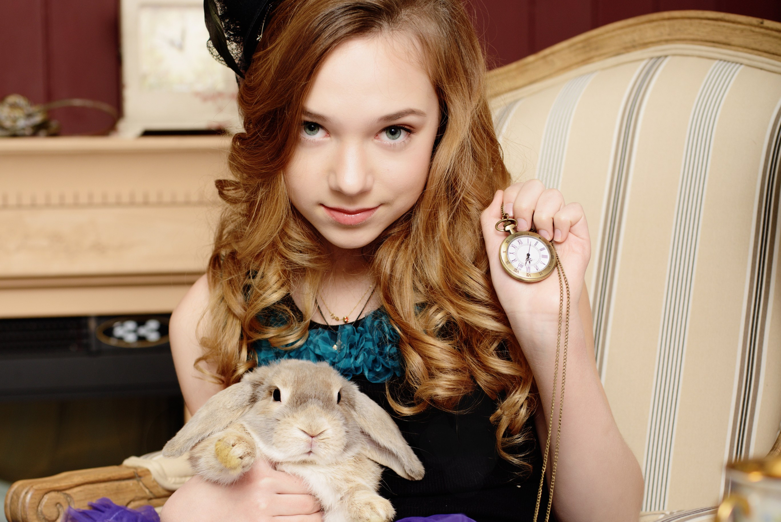 Сказочная фотосессия девочки блондинки в образе Алиса в стране чудес Льиюса Кэррола с живым кроликом