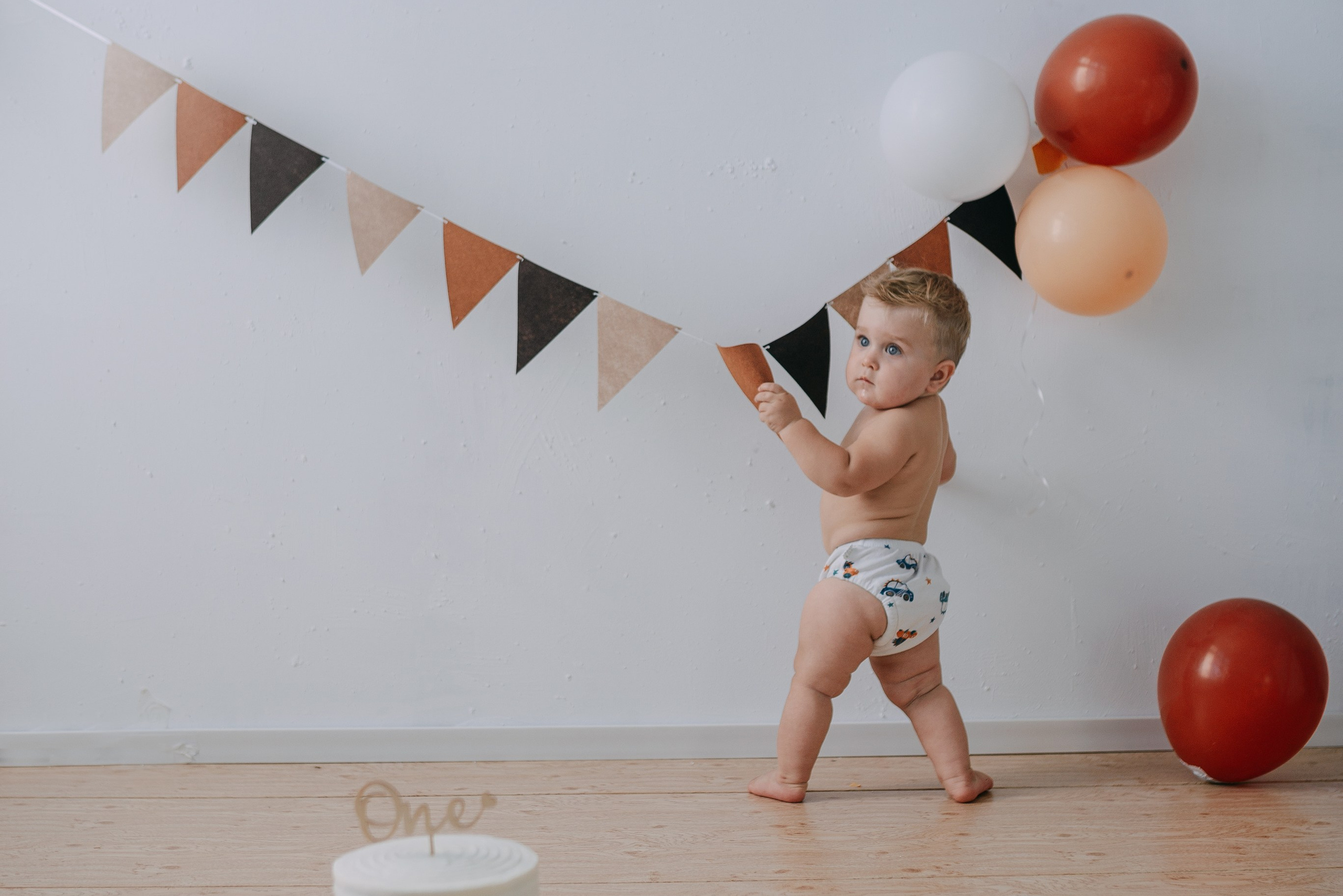 фотограв на день рождения в сартове, фотограф на годовасие сартов, деский фотограф саратов, годовасие сартов, день рождение саратов, детский фотограф сартов, детская съемка сартов, фотограф на день рождения саратов,первый день рождения ребенка сартов, фото на белом фоне сартов, минималистичные фотографии саратов