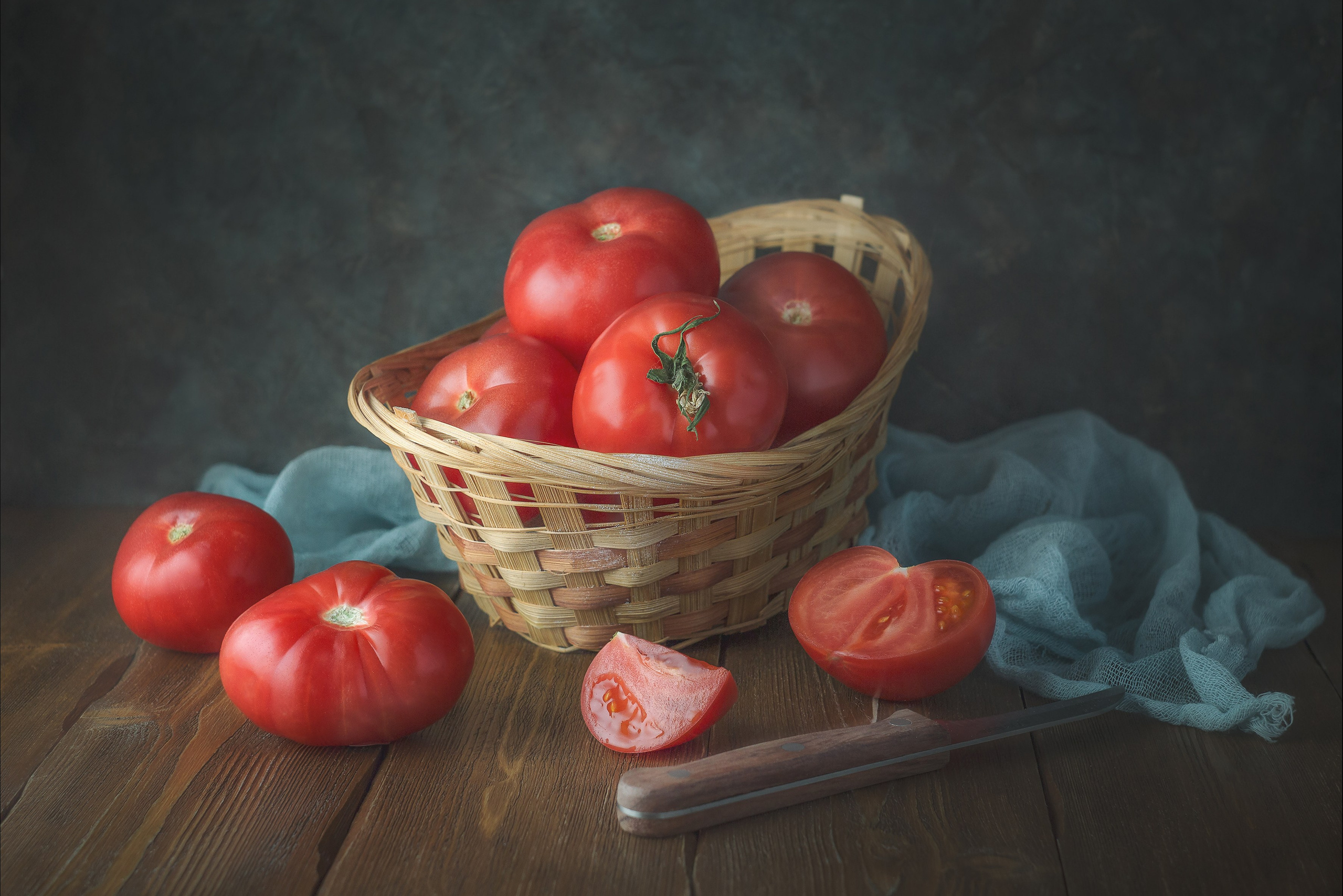 Прекрасный натюрморт с овощами на деревянном столе