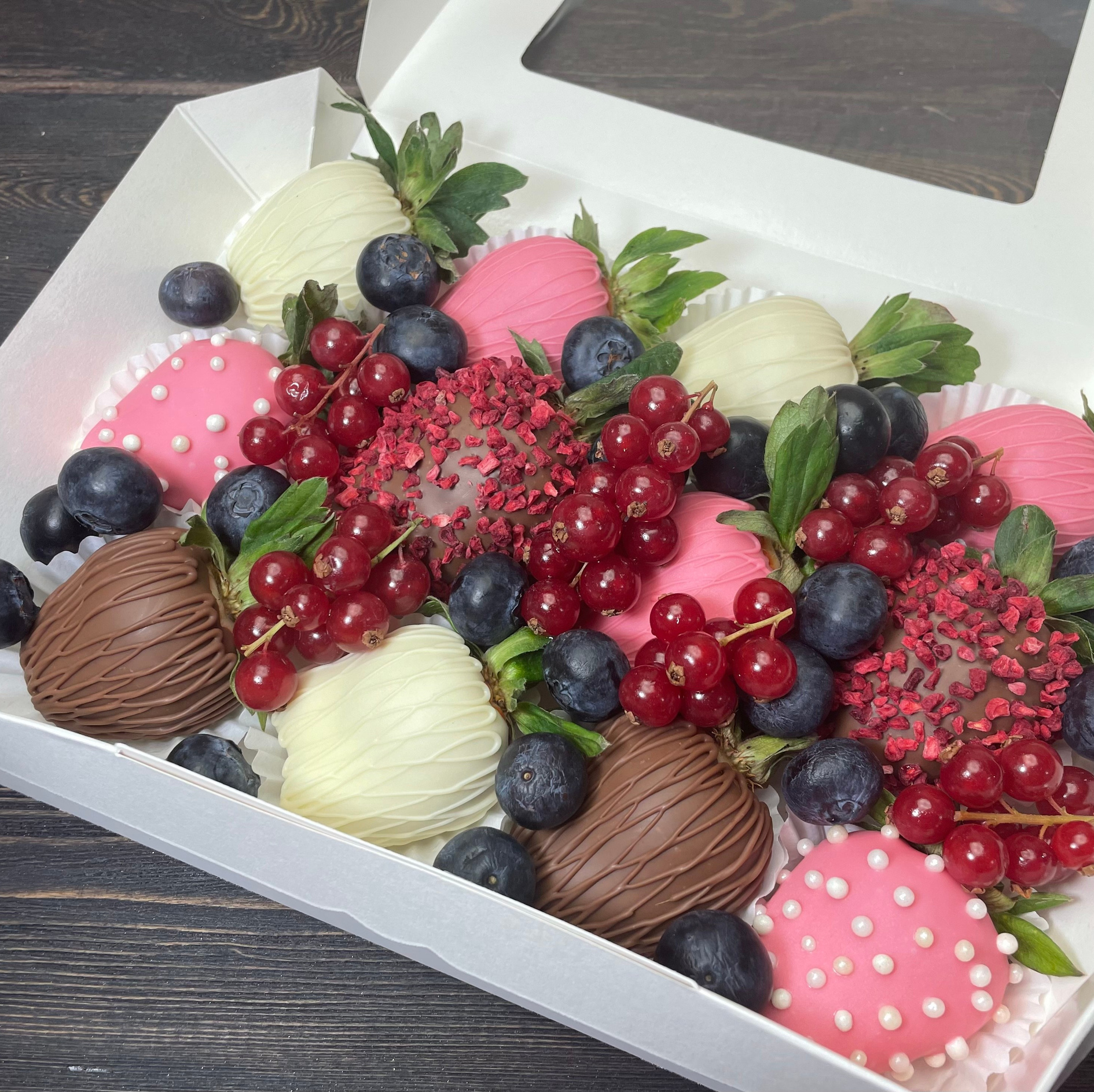 Наборы из клубники в шоколаде Сургут. Клубника в шоколаде в Сургуте