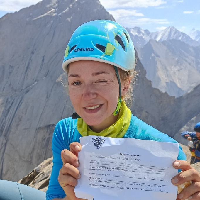 ЮЗ стена вершины Ушба Южная, маршрут Мышляева 6А (1). Премия Стальной Ангел