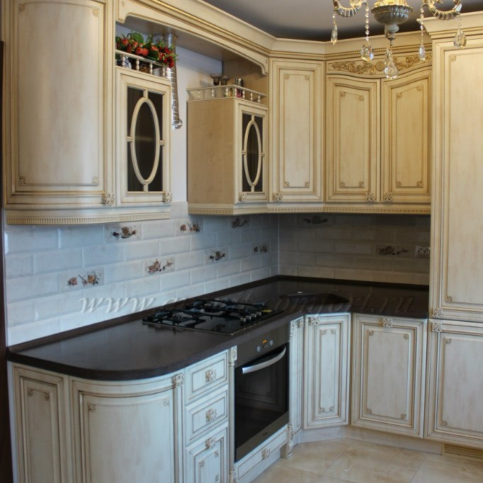 Г-образная столешница из искусственного камня на кухне со светлыми фасадами