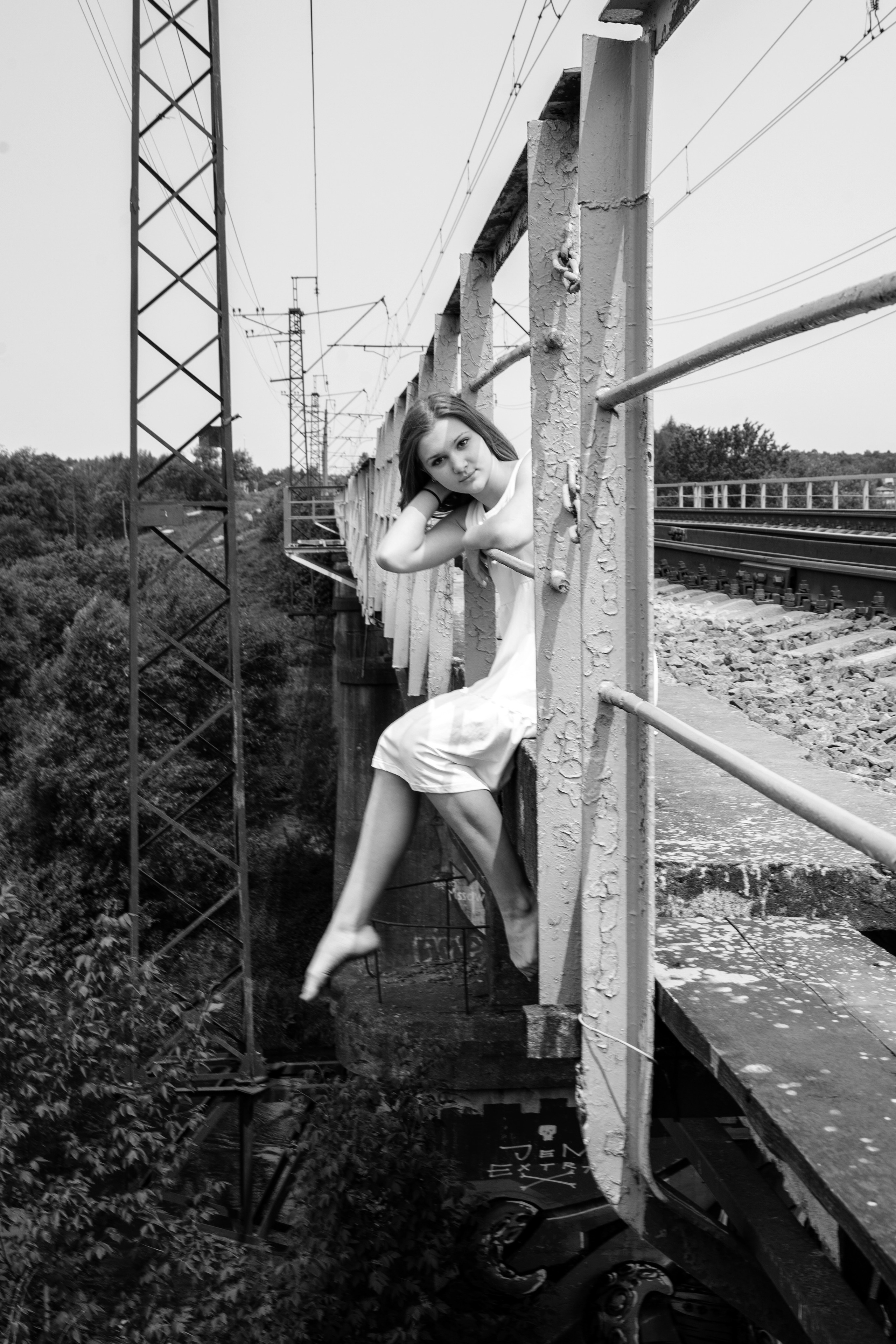 девушка на мосту творческая съемка чб