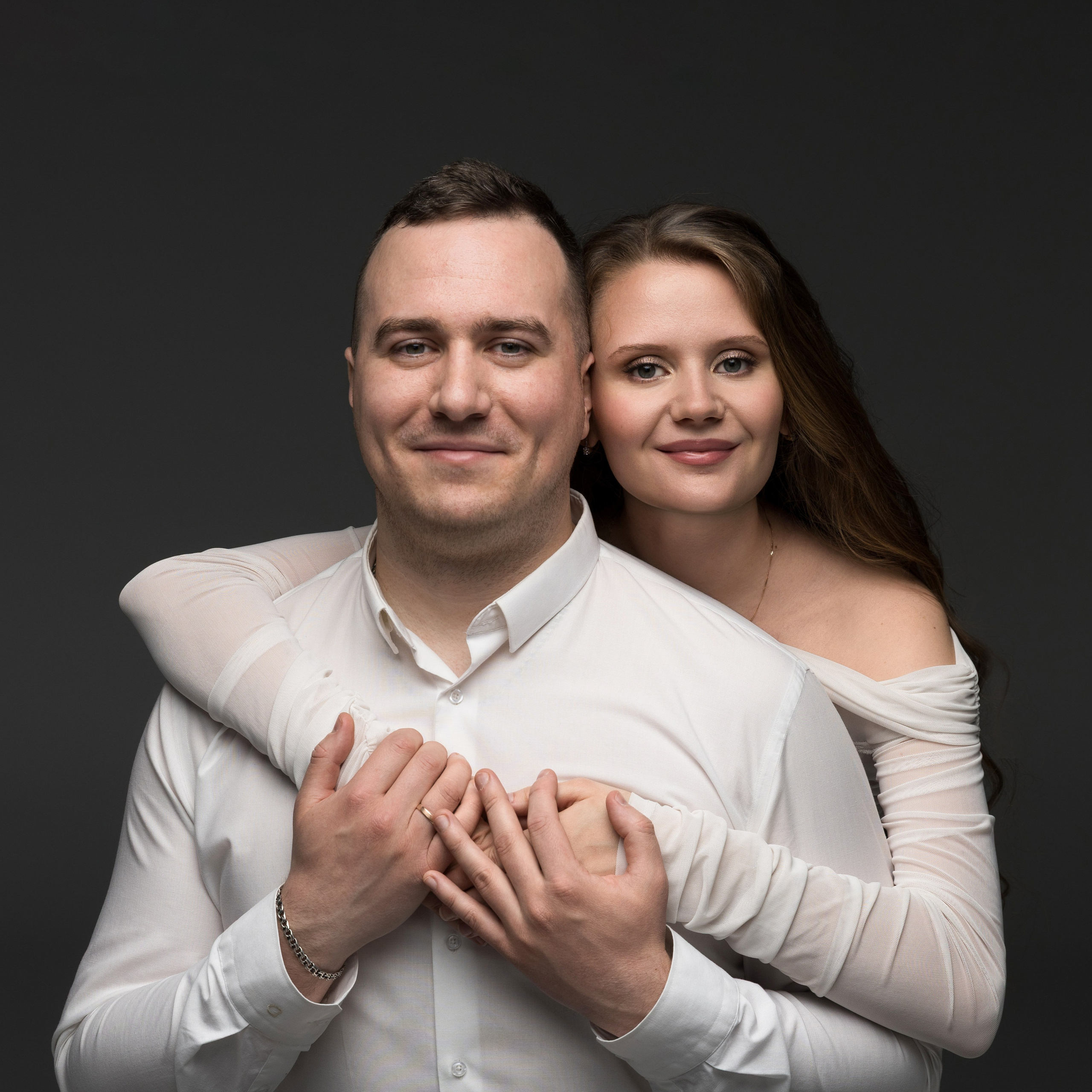 Беременная пара в студии, минималистичная фотосессия с импульсным светом, Красноярск