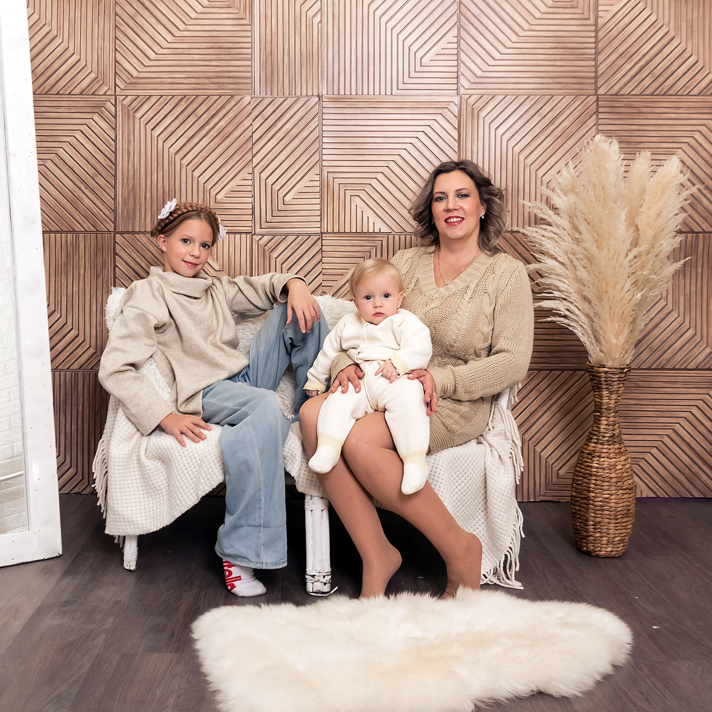 Семейная съемка в студии на бежевом фоне.