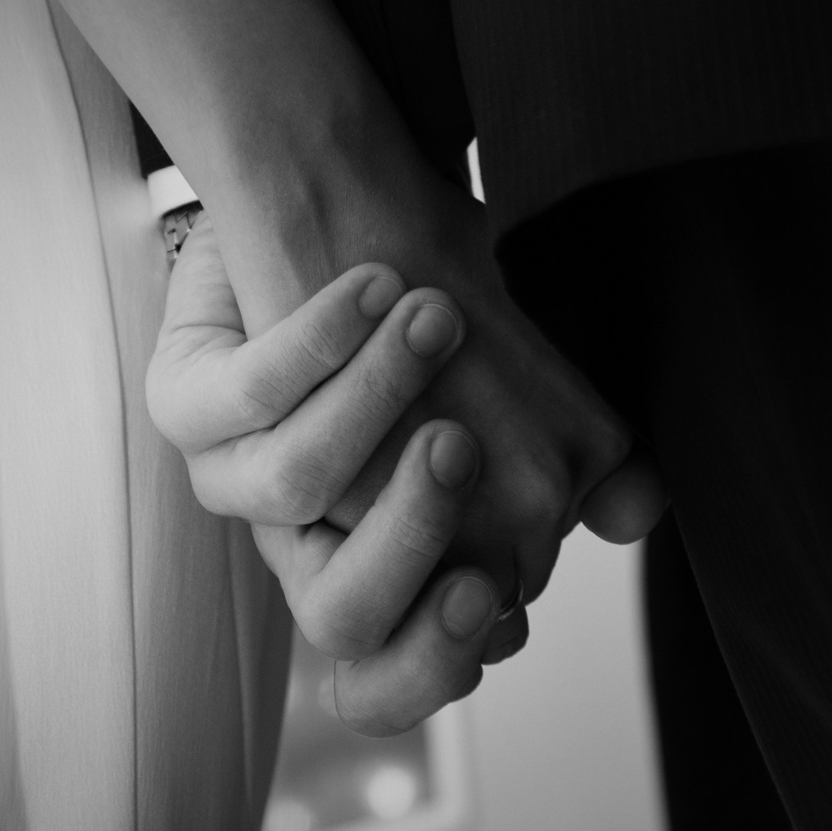 черно белое фото со свадьбы где невеста с женихом держаться за руки 