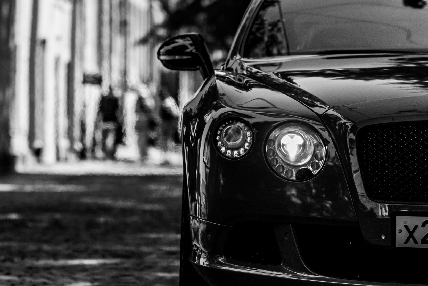 Автофотография. Бентли крупным планом, вид спереди