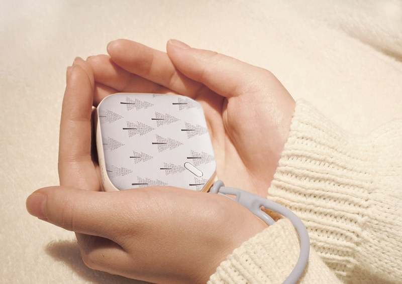 Электронная грелка, умещающаяся в руке «e-Kairo Carre 2023». Фотограф — видеограф в Москве Дмитрий Менделеев