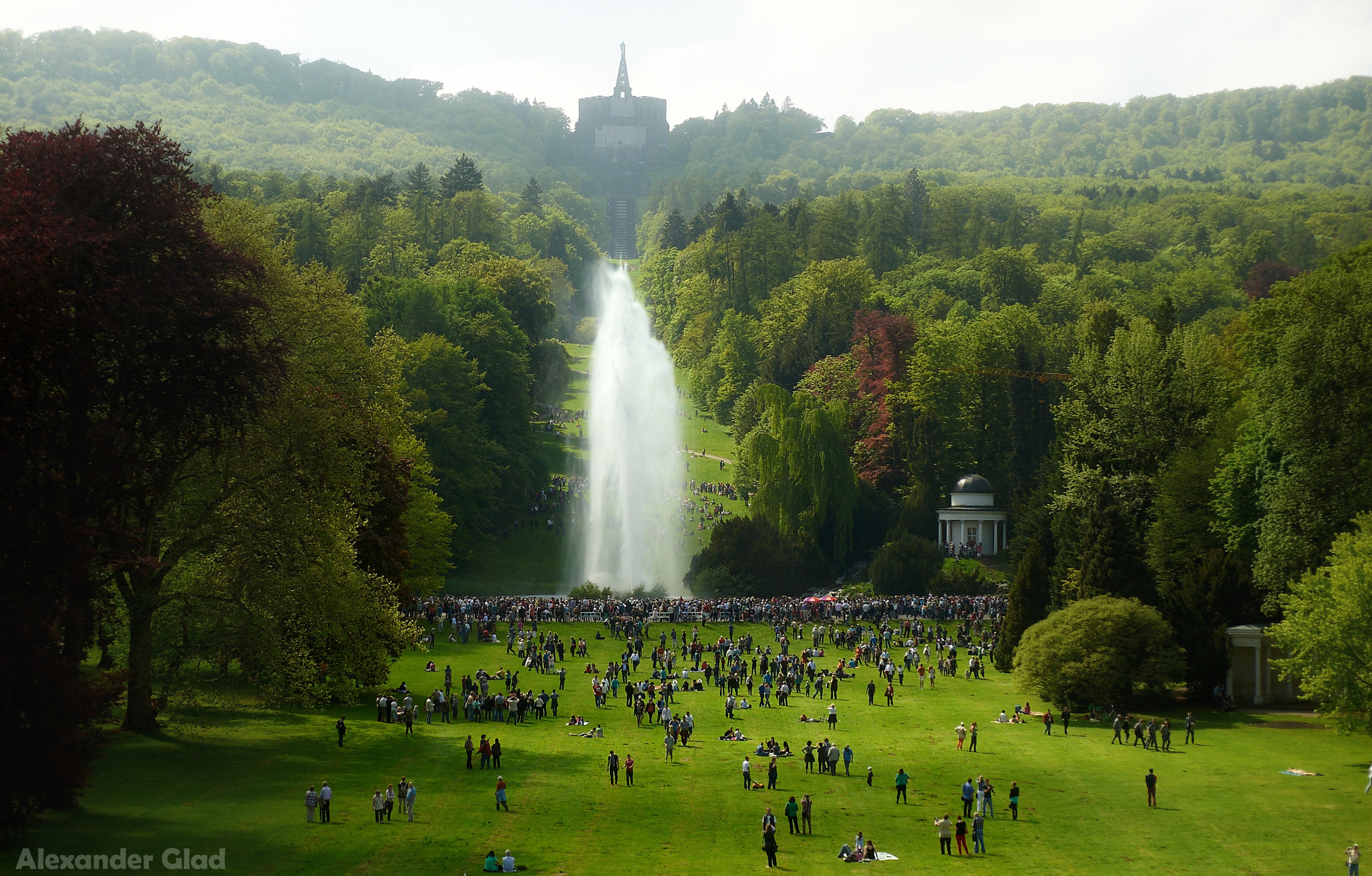 Кассель город в Германии люди гуляют Kassel Deutschland