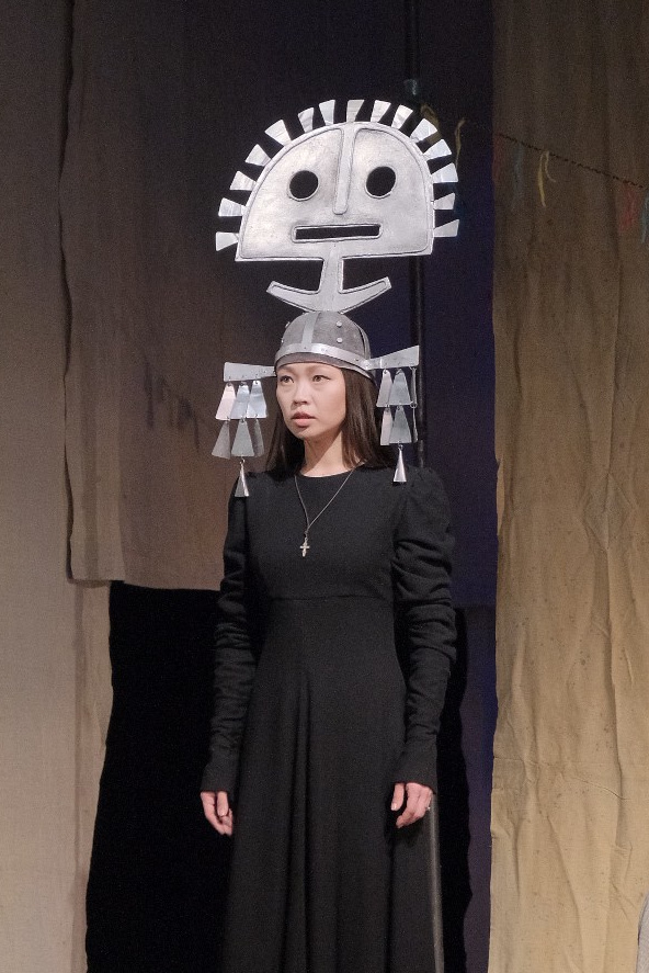 Сцена из спектакля Сахатеатра "Король лир" Уильям Шекспир. Корделия - Айталина Лавернова, Шут - Айсен Лугинов. реж. Андрей Борисов 