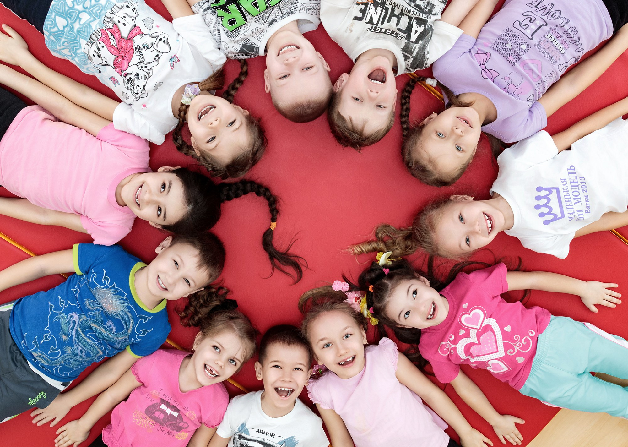 Фотография в спортивном зале,  выпускной альбом фотосъёмка детский сад Киров. Фотограф Георгий Сысолятин,