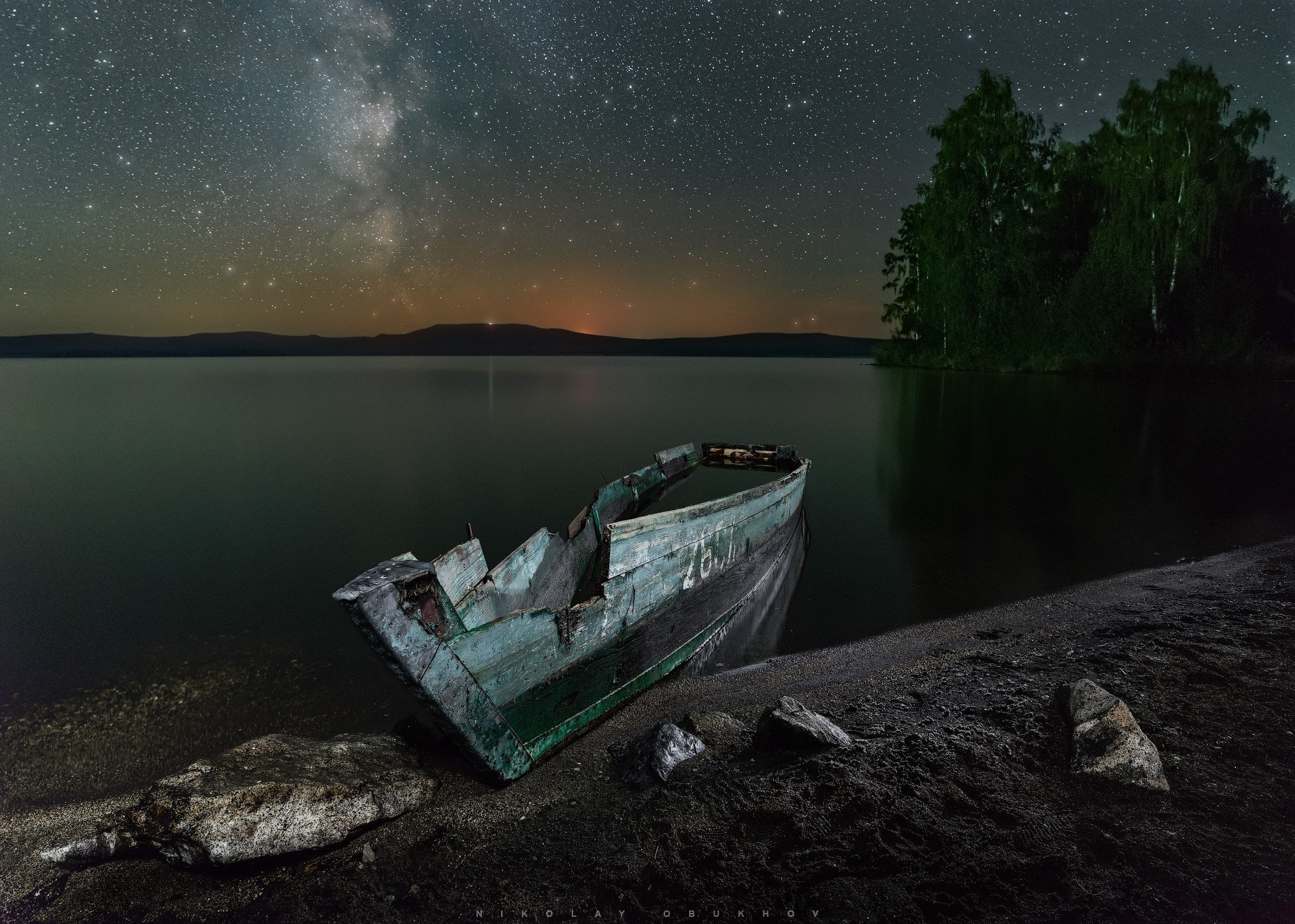Старая лодка. Пример ночной фотосъемки со звездами. Автор: Николай Обухов.