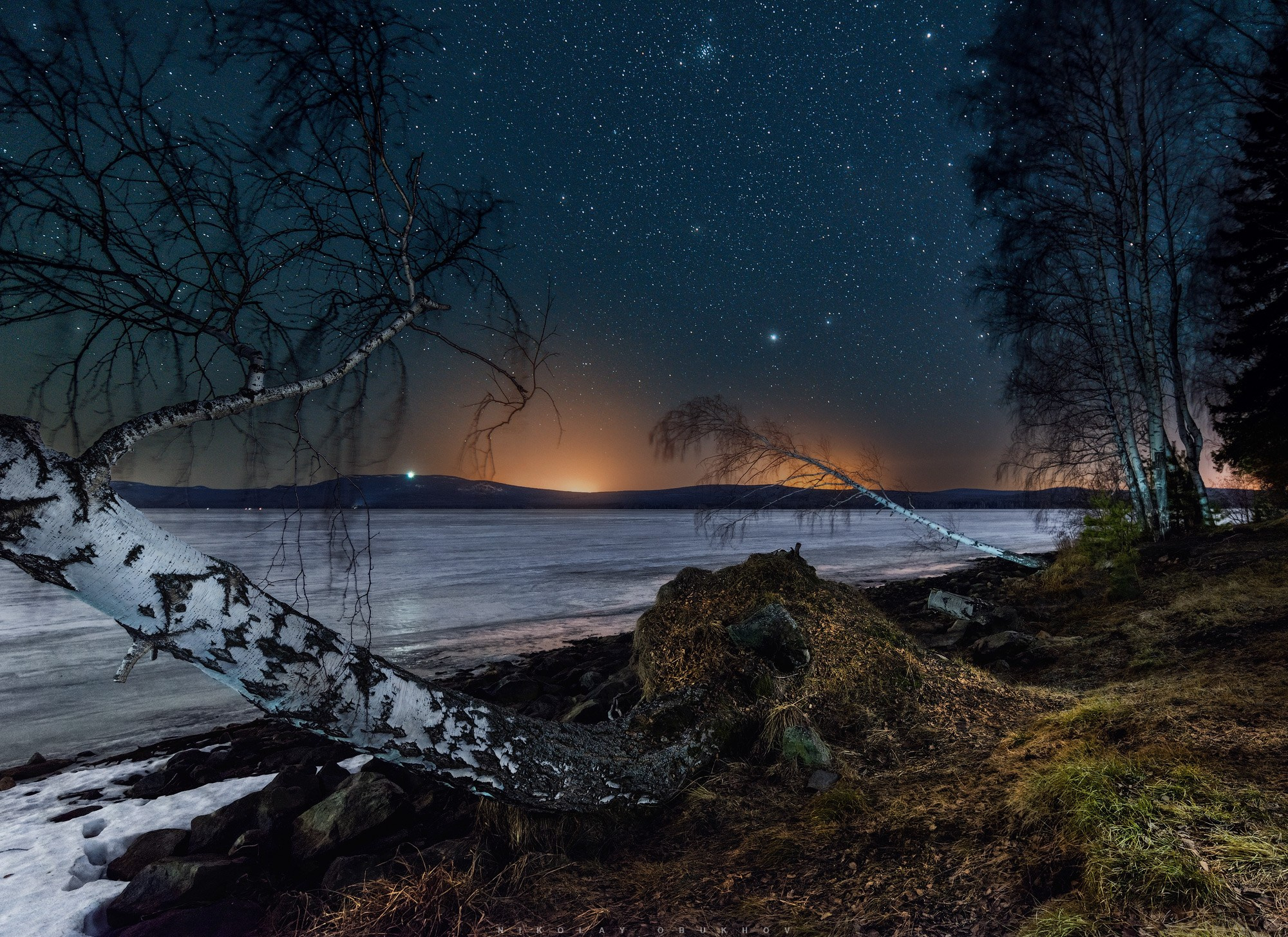 Берег замерзшего пруда ночью. Автор: Николай Обухов.