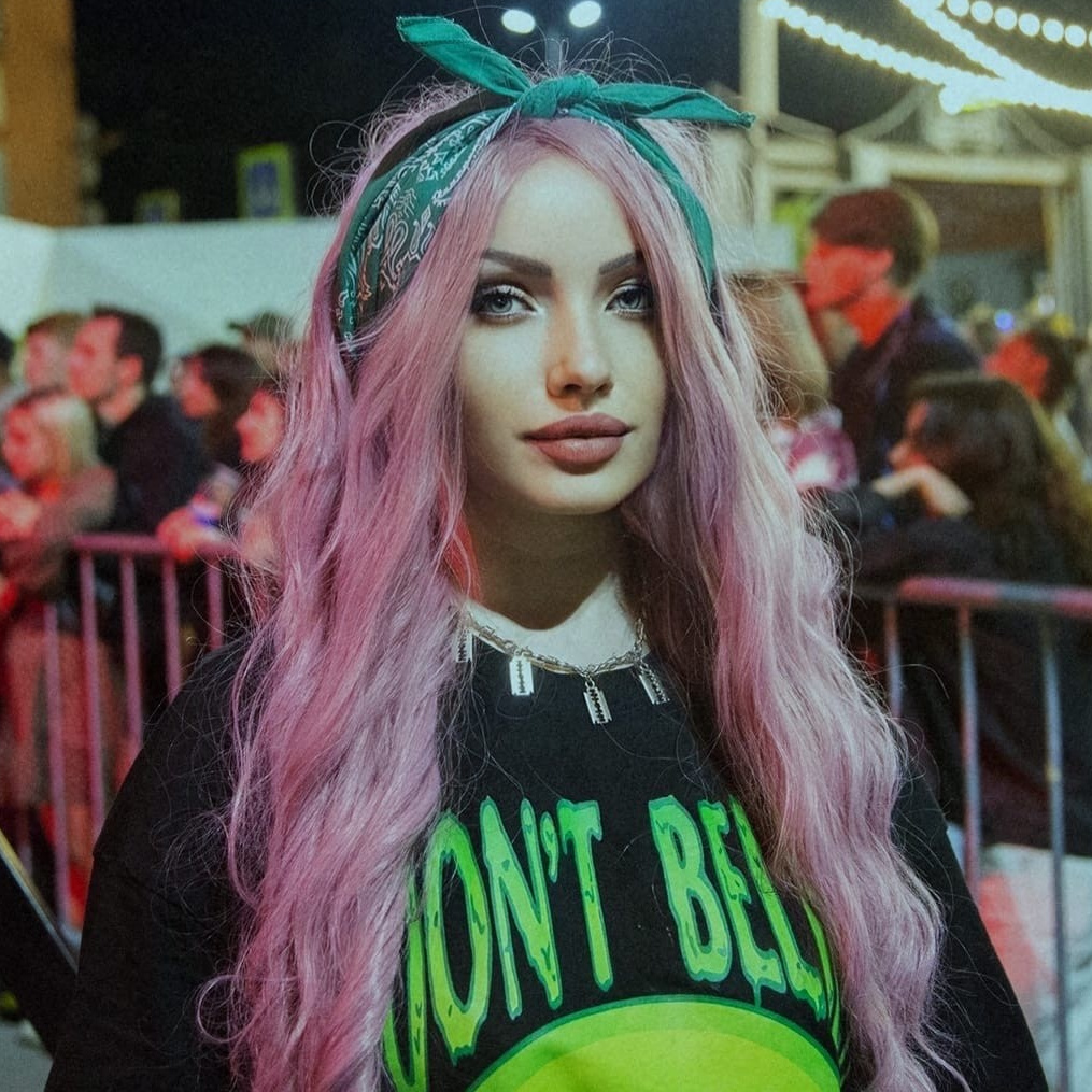 Для обсуждения концертной или фестивальной съемки важно сразу обозначить формат мероприятия, дату, площадку и задачу.Такой подход позволяет точно оценить условия съемки и соответствие формата.Работа ведется точечно и не предполагает массовых заказов.Каждый проект рассматривается отдельно. связаться с концертным фотографом, заказать фотосъемку концерта.