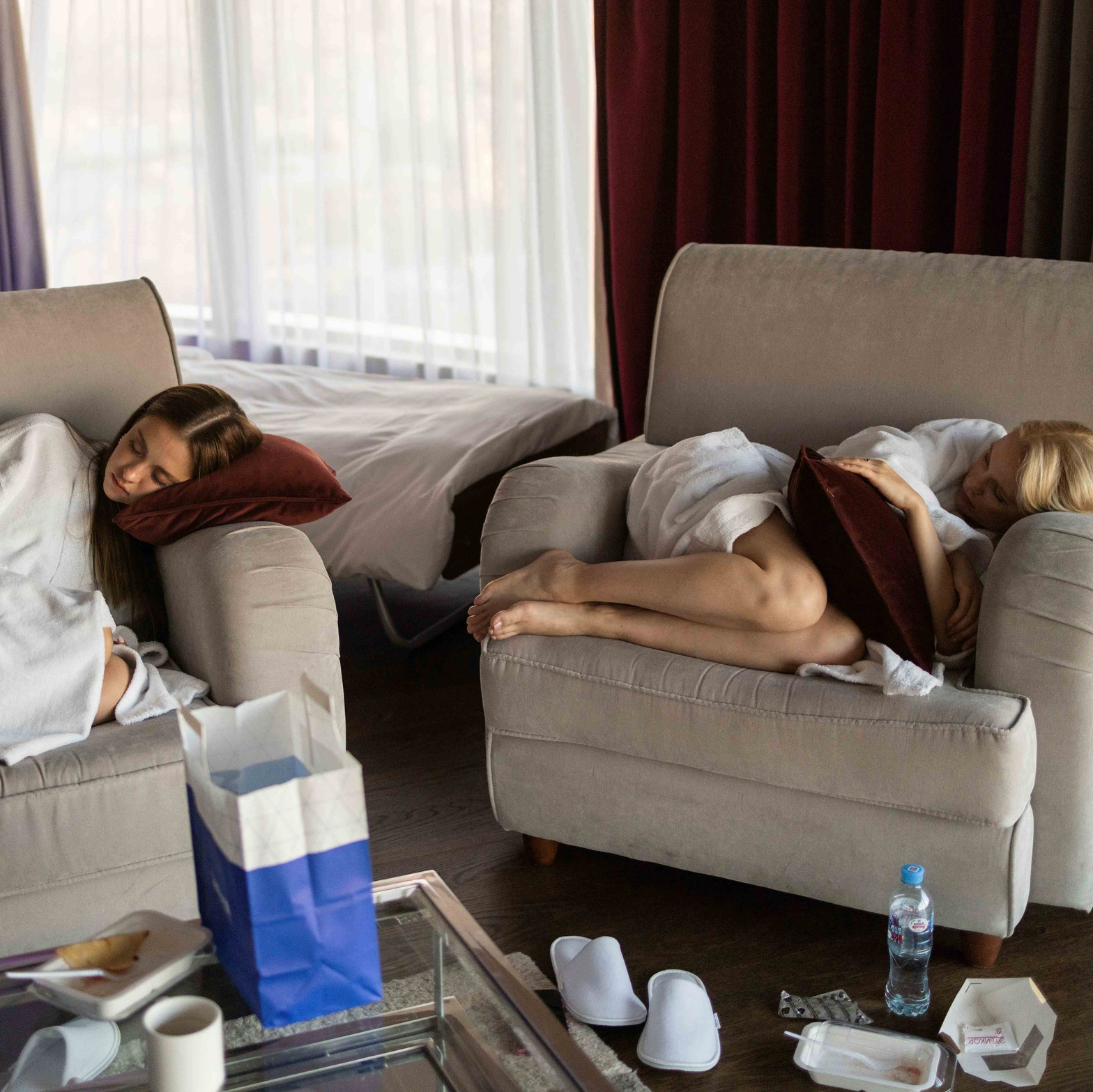 Девушки спят в креслах