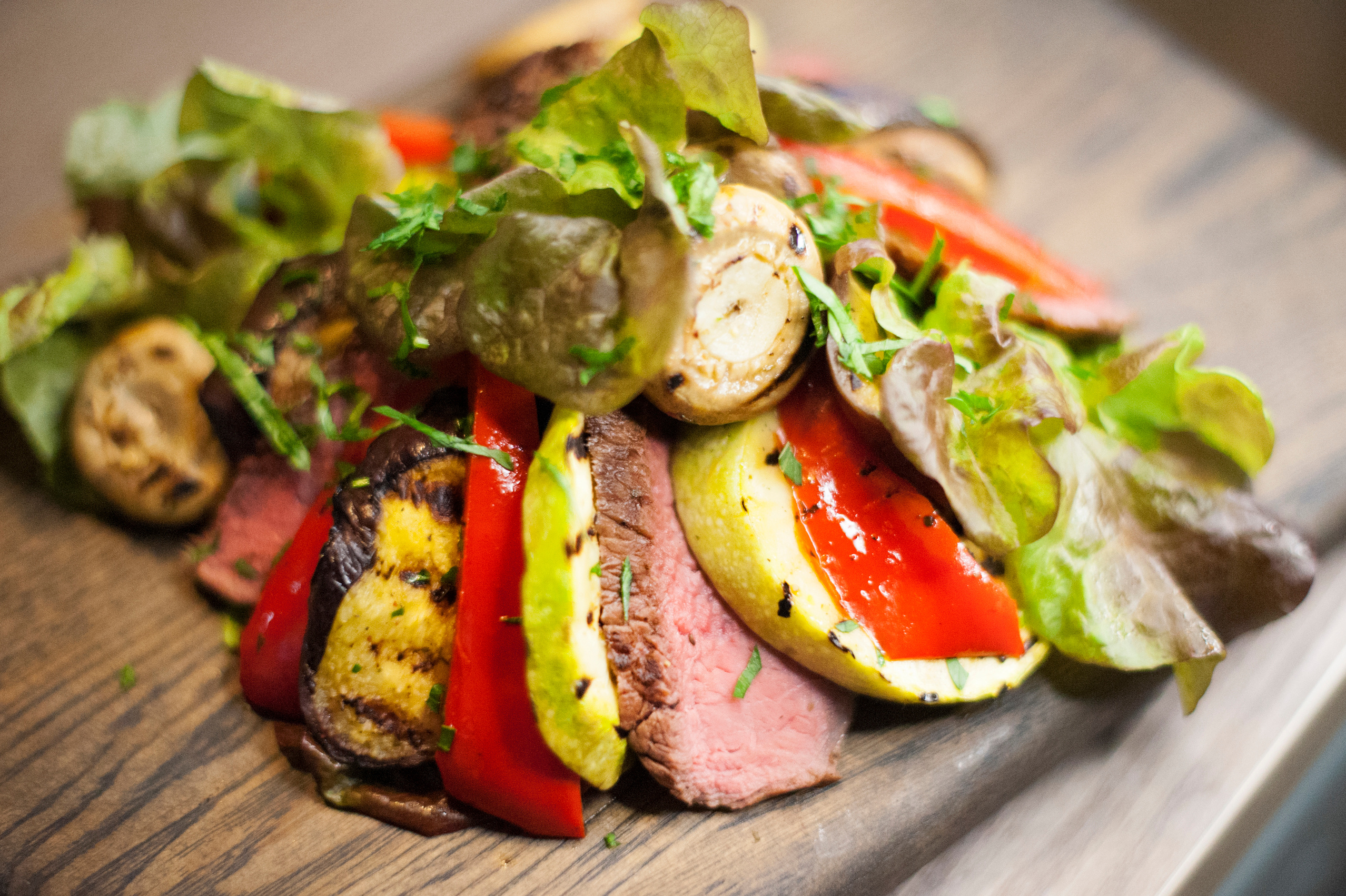 Теплый салат из говядины гриль и баклажанов банкетного свадебного меню