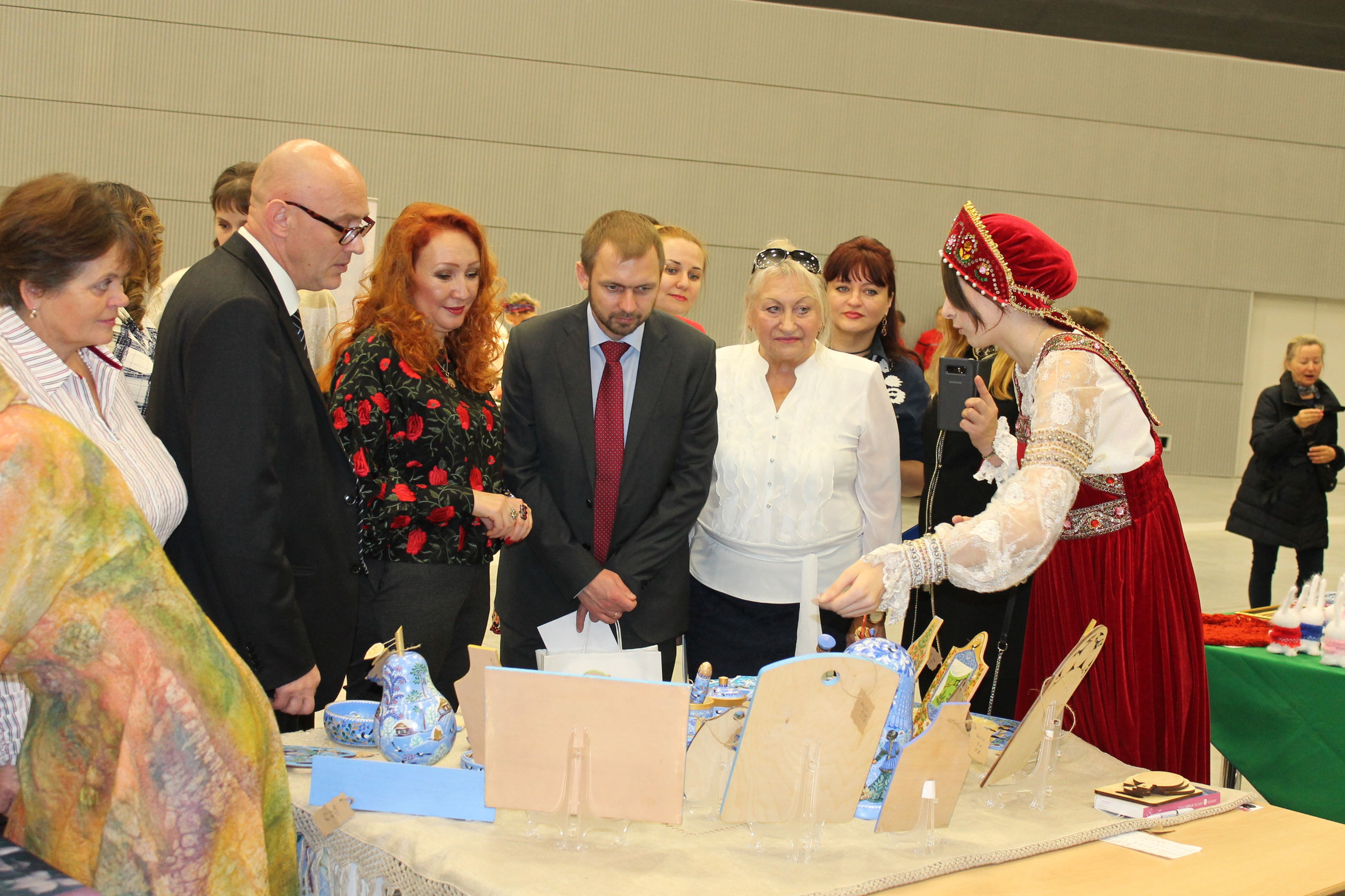 Международный форум-выставка «Руками Женщины» в Страсбурге. Сувениры и подарки с Ордынской росписью | Новосибирск
