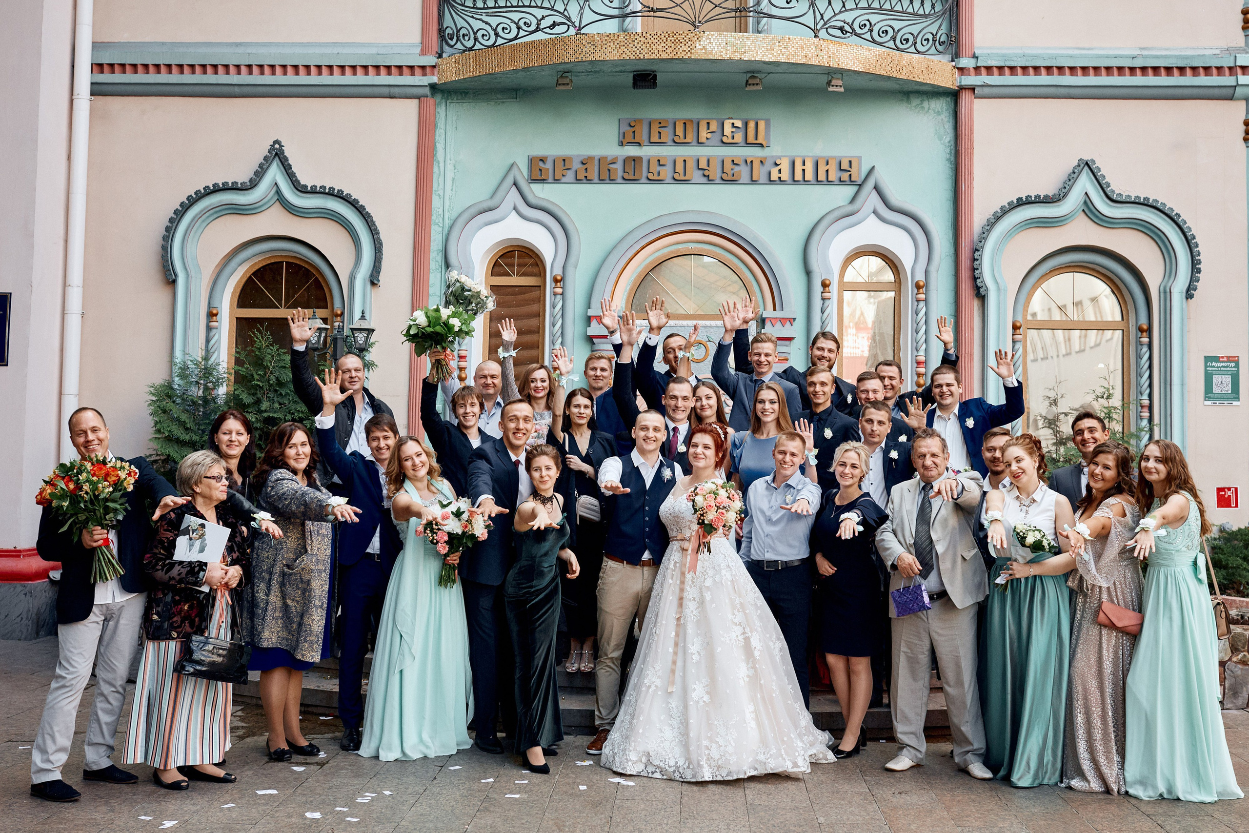 Фотограф в ЗАГСе провёл фотосъёмку молодоженов – общая фотография после росписи