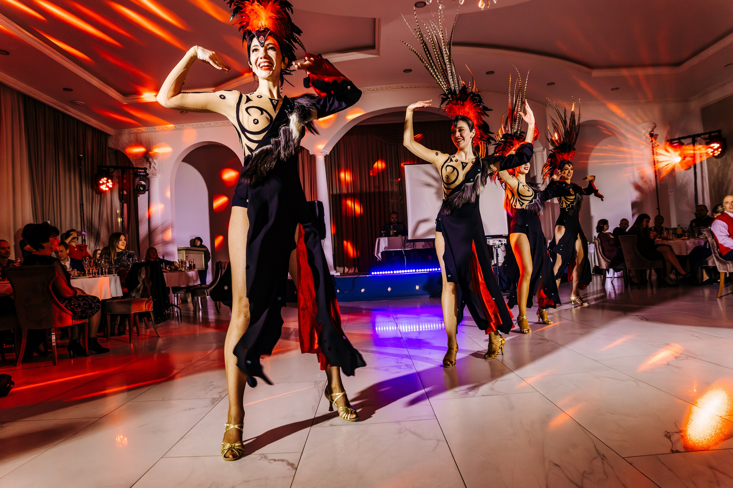 Сцена с празднования Дня города в Невинномысске, где жители участвуют в различных мероприятиях