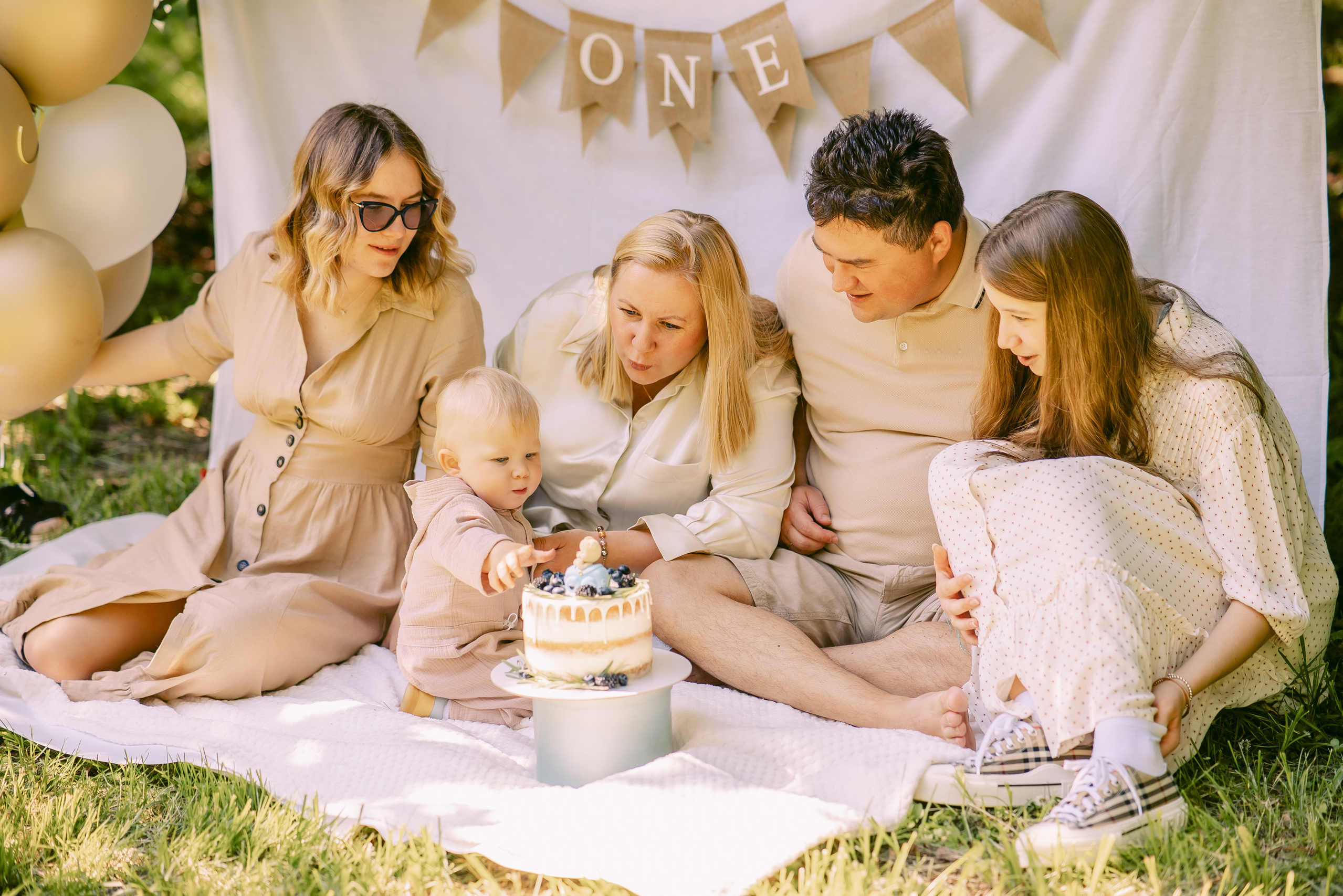 Первый тортик малыша на природе