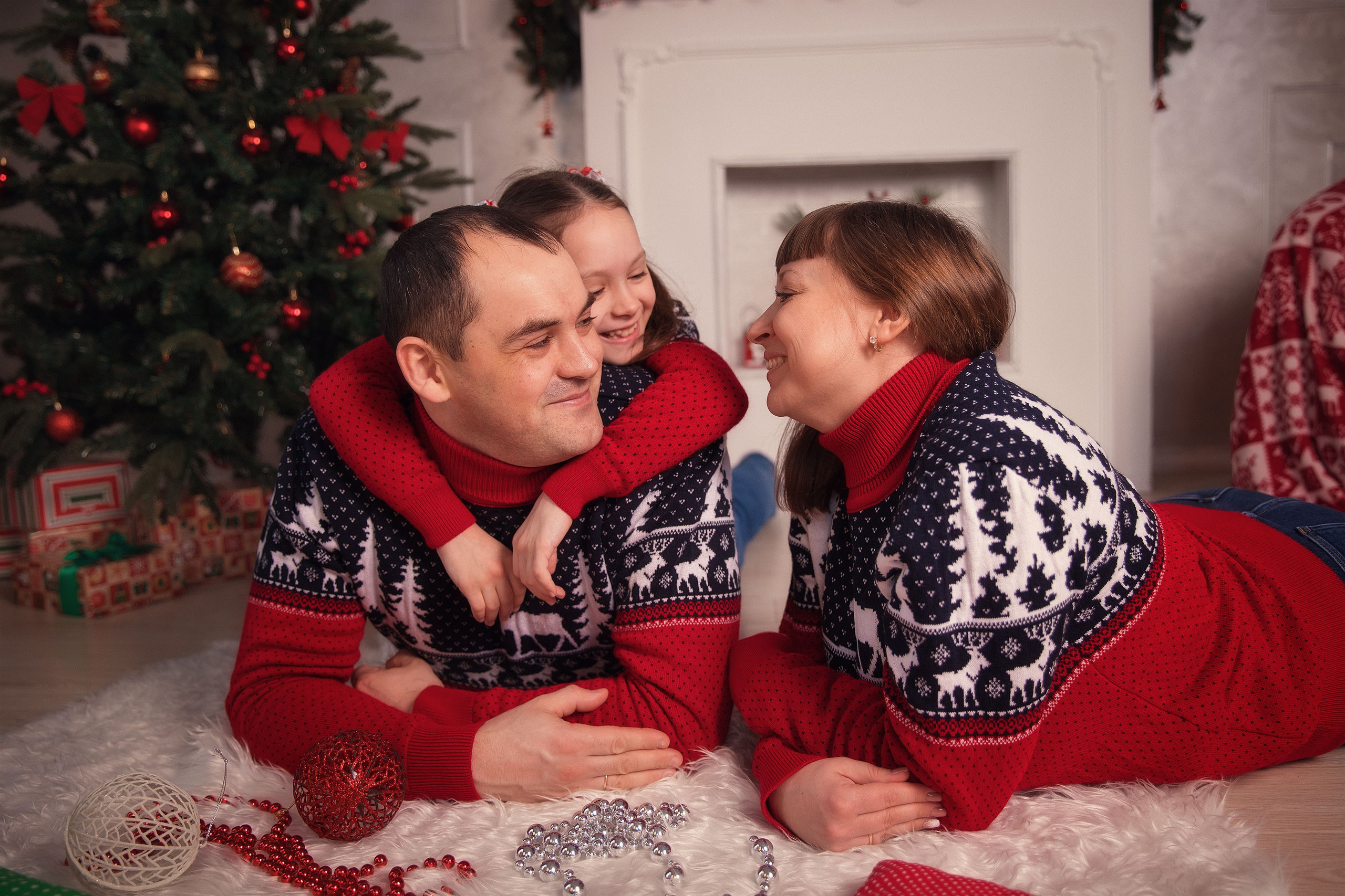 Семейный новогодний портрет в одинаковых свитерах
