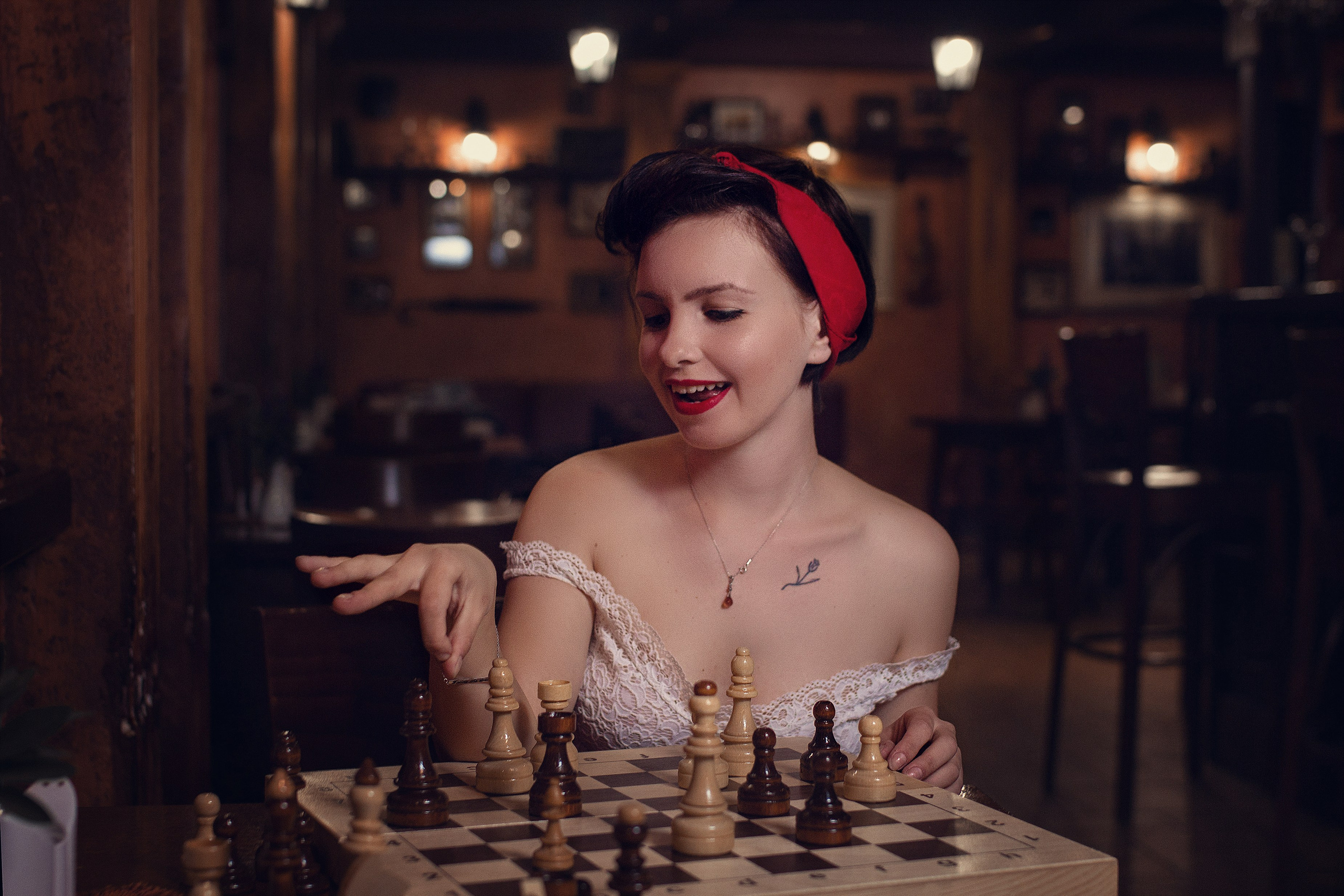 Молодая девушка играет в шахматы