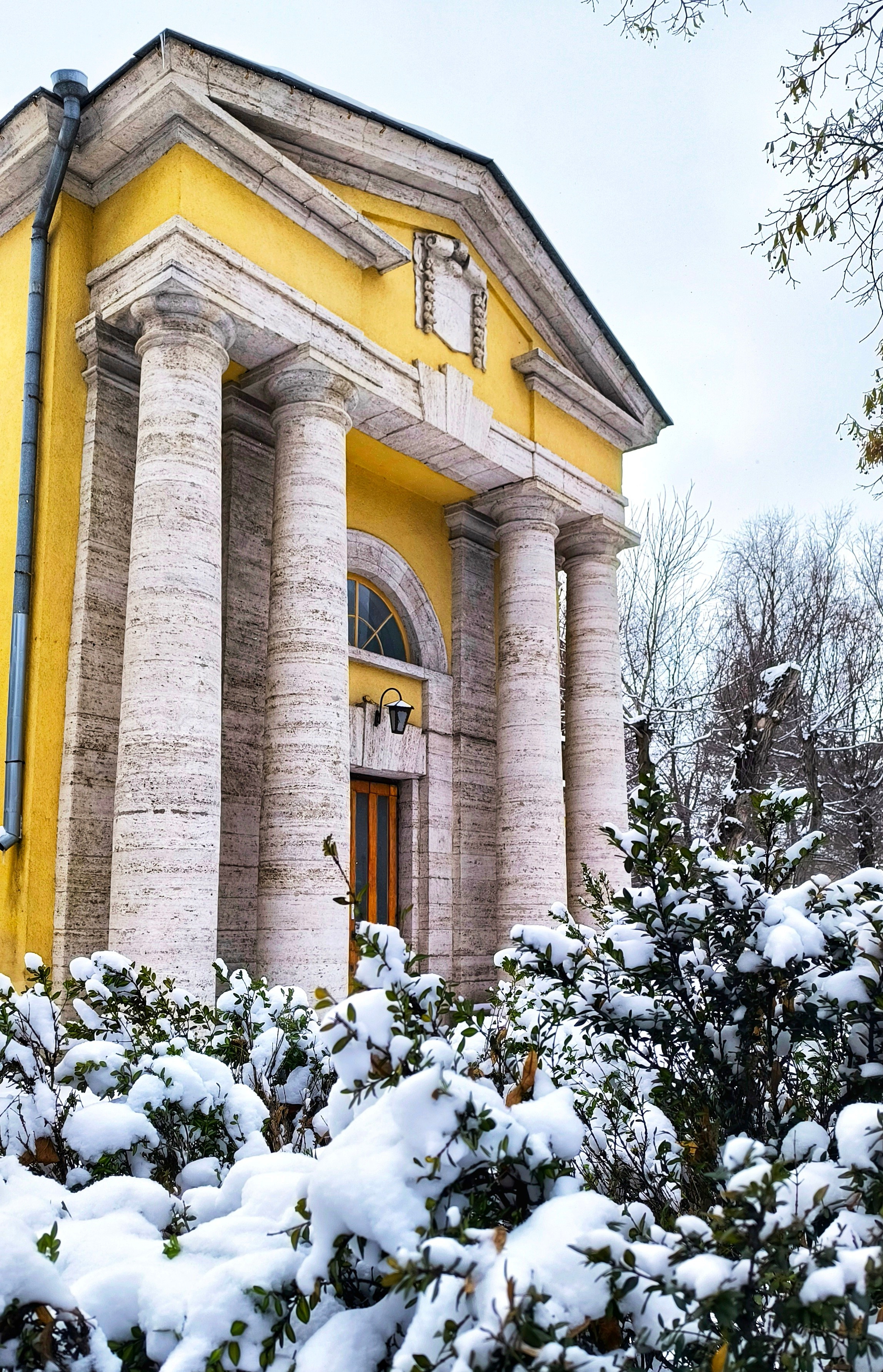 Здание грязелечебницы в Пятигорске зимой