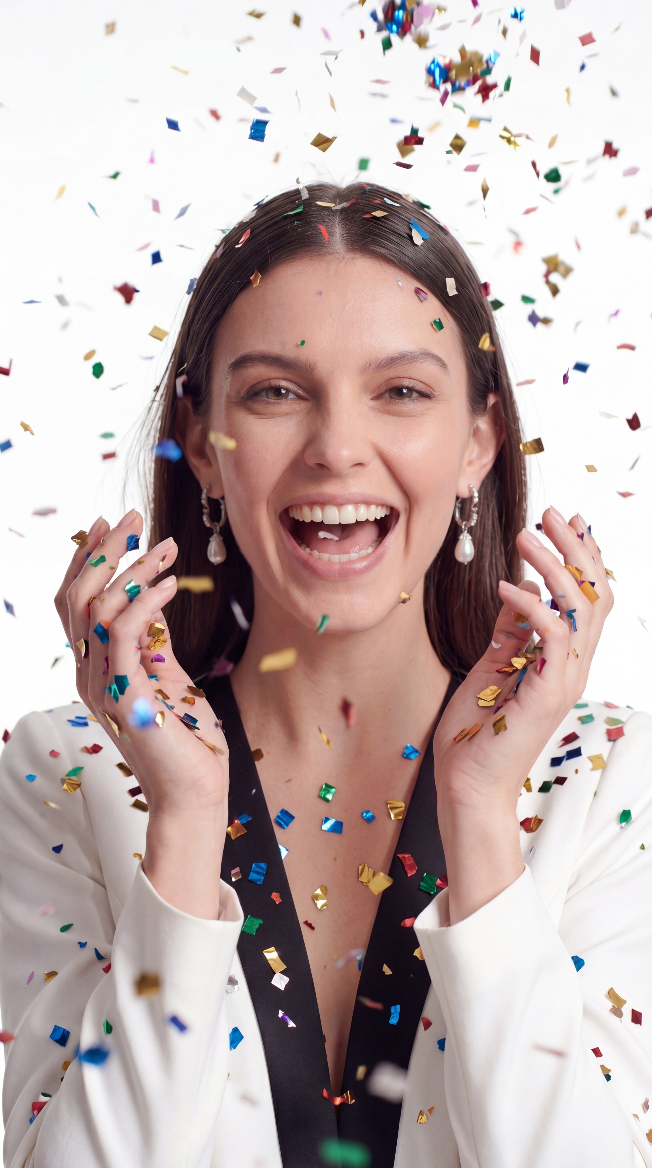 ИИ-амбассадор: радостная цифровая AI-модель в белом жакете, окруженная конфетти, демонстрирующая возможность полного контроля над внешностью и эмоциями персонажа.