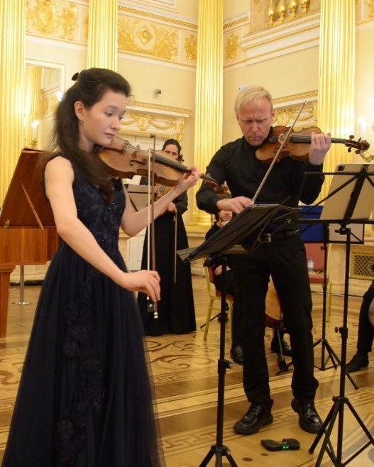 Инструментальный ансамбль «I Fiori». Скрипачка Анна Савкина