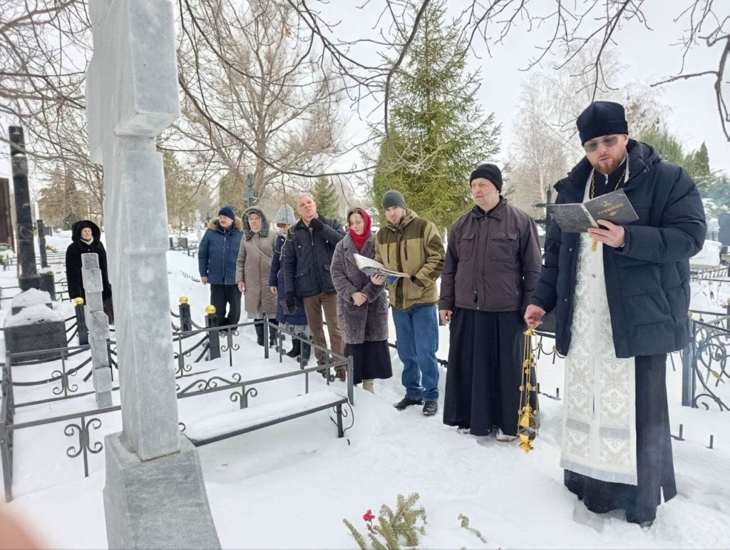 Благочинный совершил панихиду на Елшанском кладбище. Северное благочиние Саратовской епархии