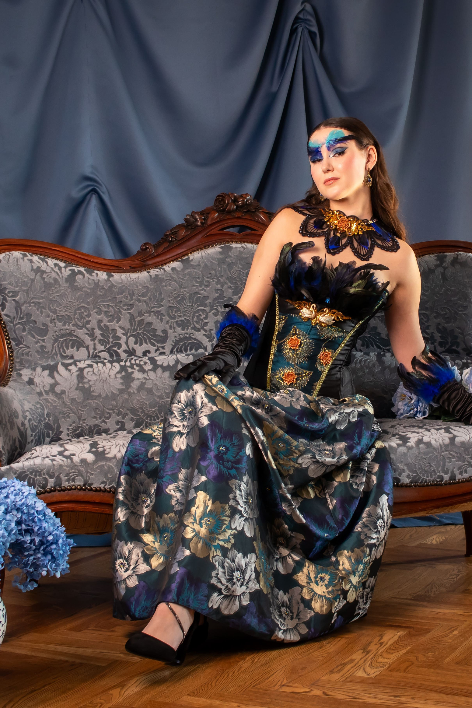 Женская фотосессия в вечернем образе у окна, фотограф Карасёва Елена