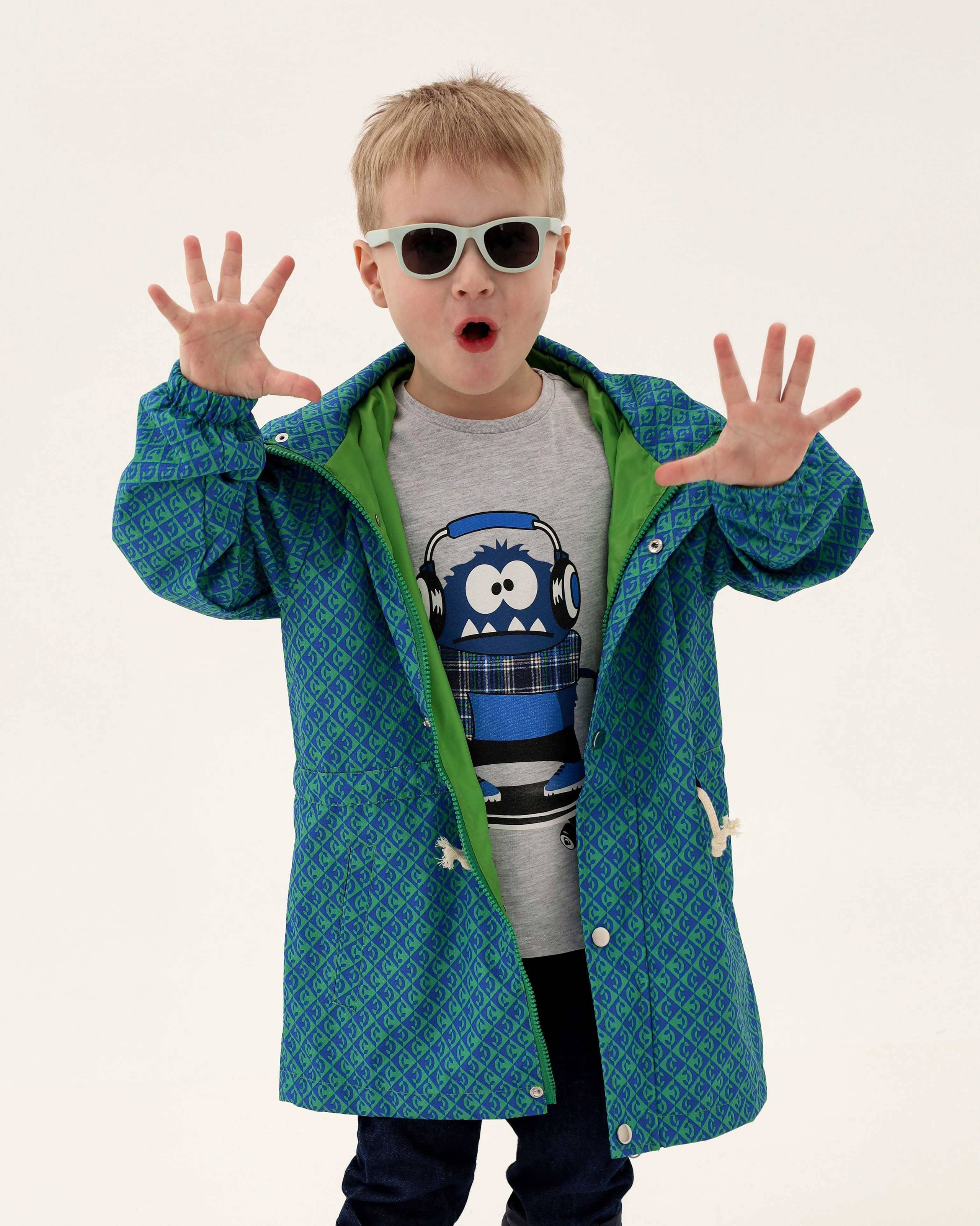 Предметная съемка детских товаров на белом фоне, создавая акцент на чистоте и безопасности.