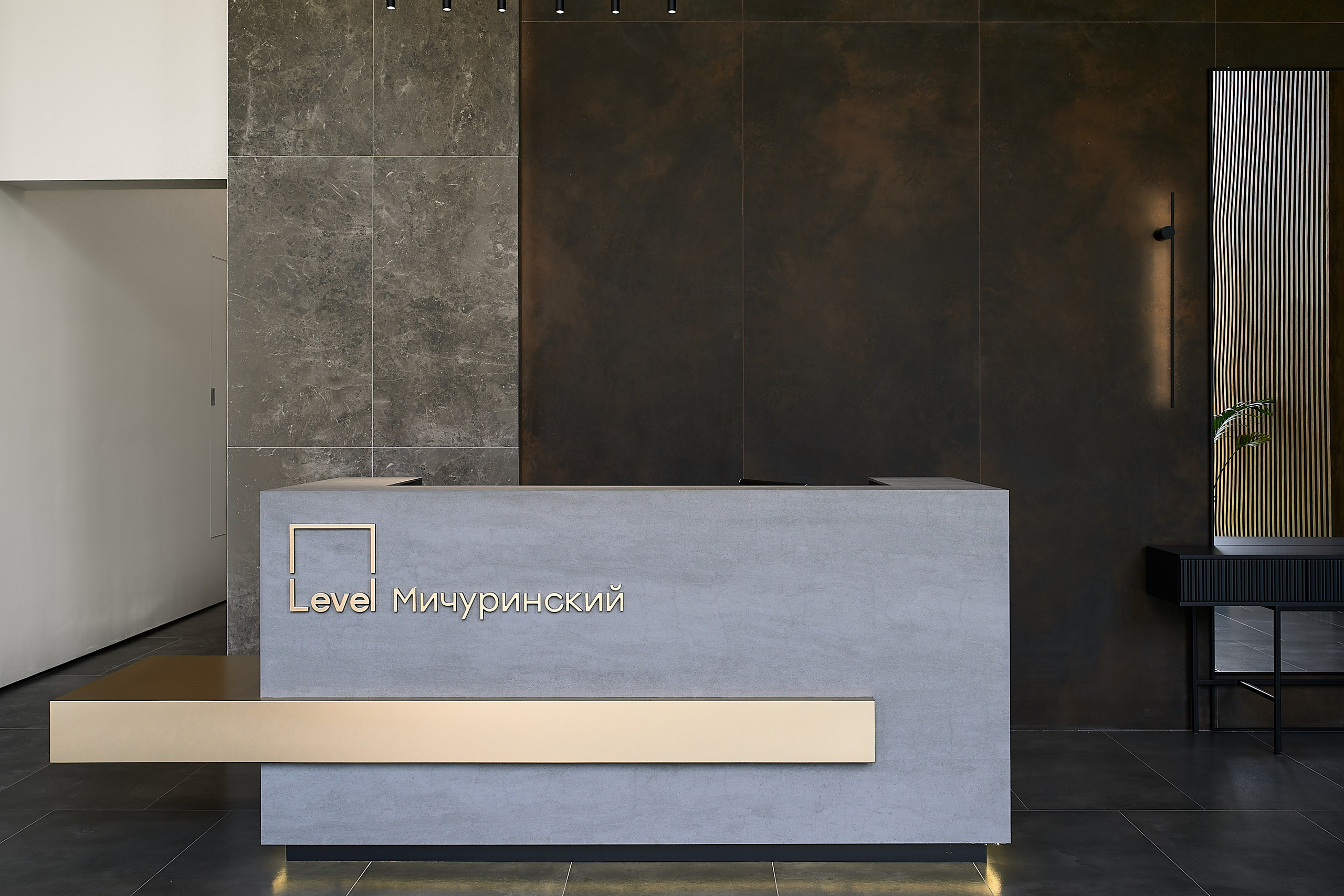 Современный лобби ЖК Level Мичуринский с панорамными окнами и минималистичным дизайном