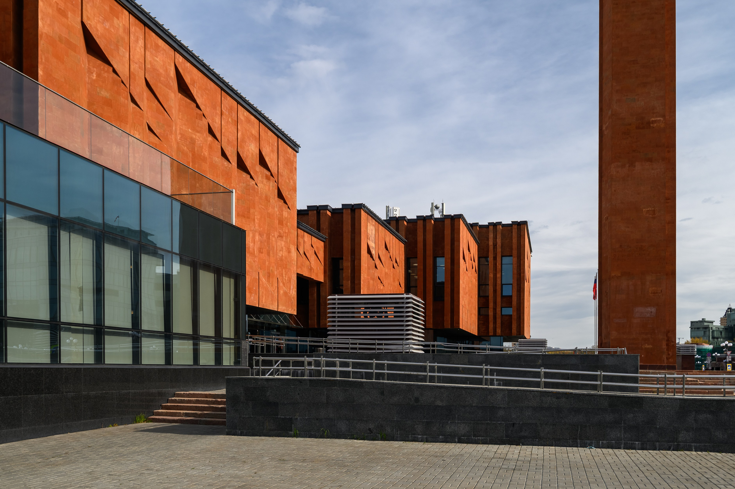 Фасад Национальной библиотеки Республики Татарстан с выразительными формами и чистыми линиями в дневном свете