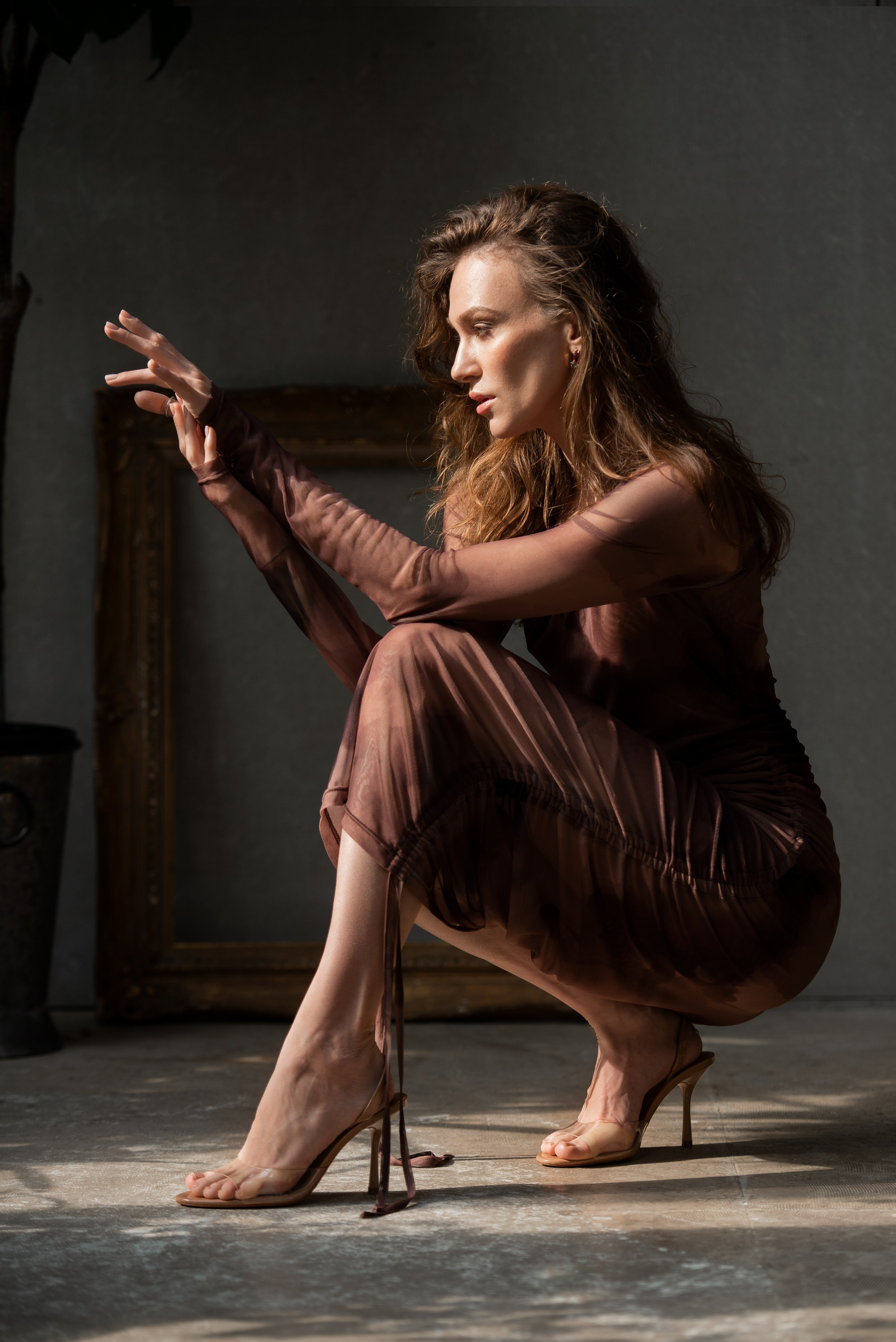 Художественный портрет женщины в сдержанной пластике, скульптурный свет, работа с фактурой и формой в современной фотографии