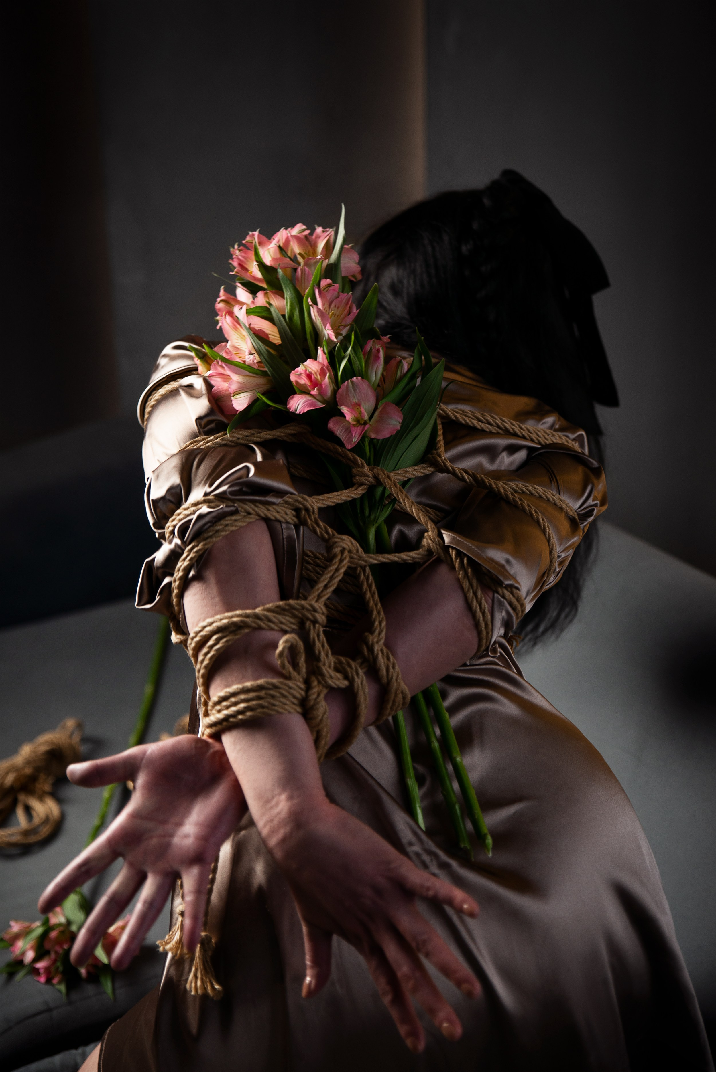 Художественная фотосъёмка с шибари и цветами в московской студии