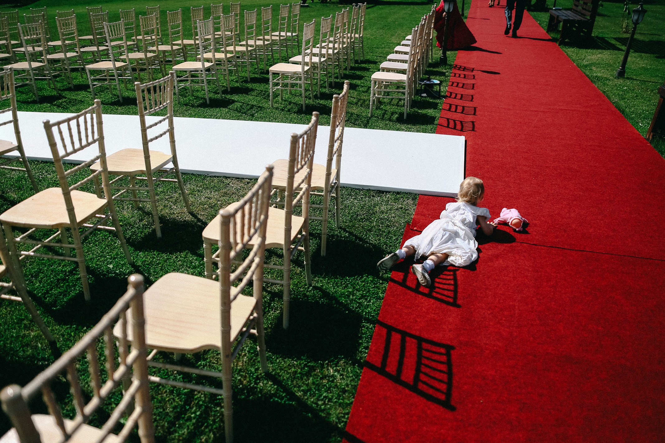 Свадебный фотограф снимает банкет в ресторане